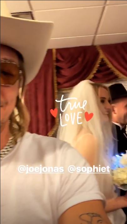 Sophie Turner Kisses Joe Jonas, Hilariously Fakes Baby Bump at