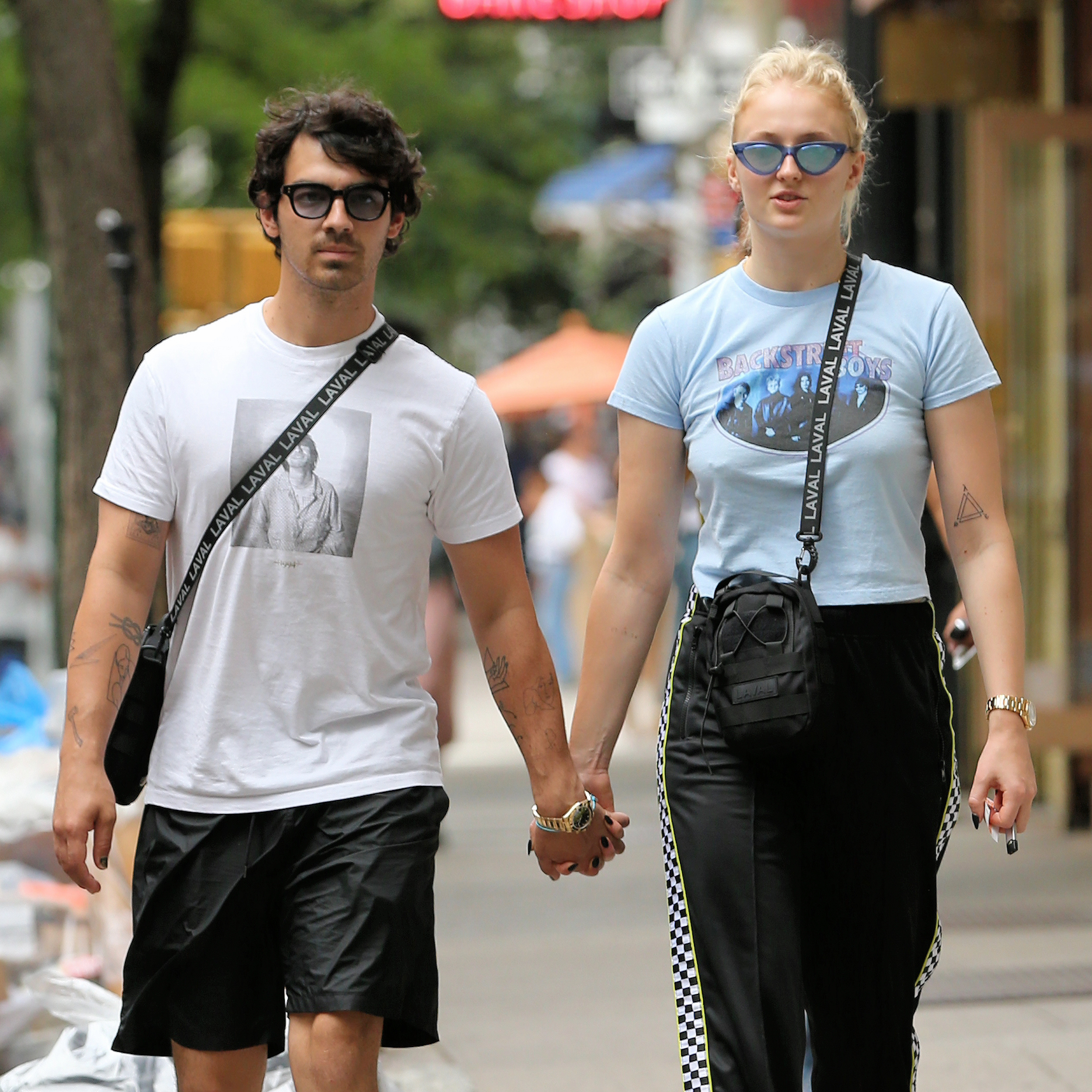 Sophie Turner and Joe Jonas relax under a shady tree for a bite with  friends at