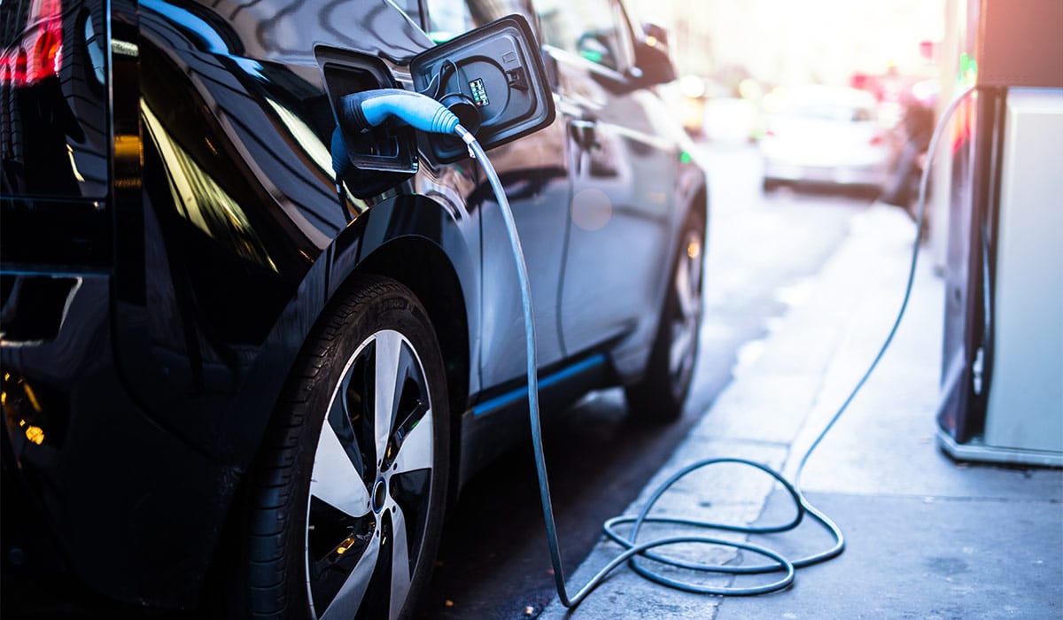 should-electric-cars-be-allowed-in-bus-lanes-newstalk
