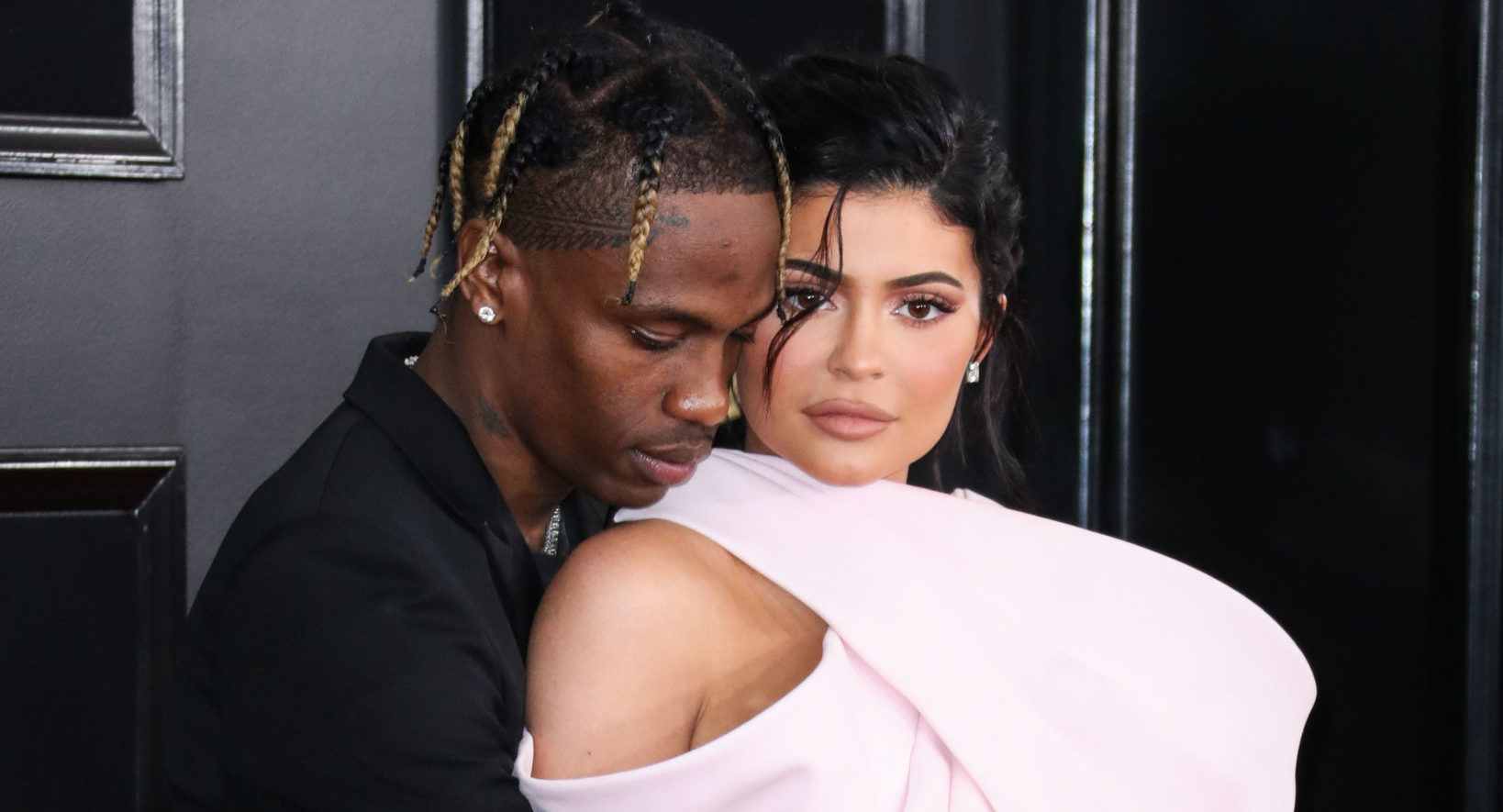 Travis Scott & Kylie Jenner Aren't 'Labeling Their Relationship(00)