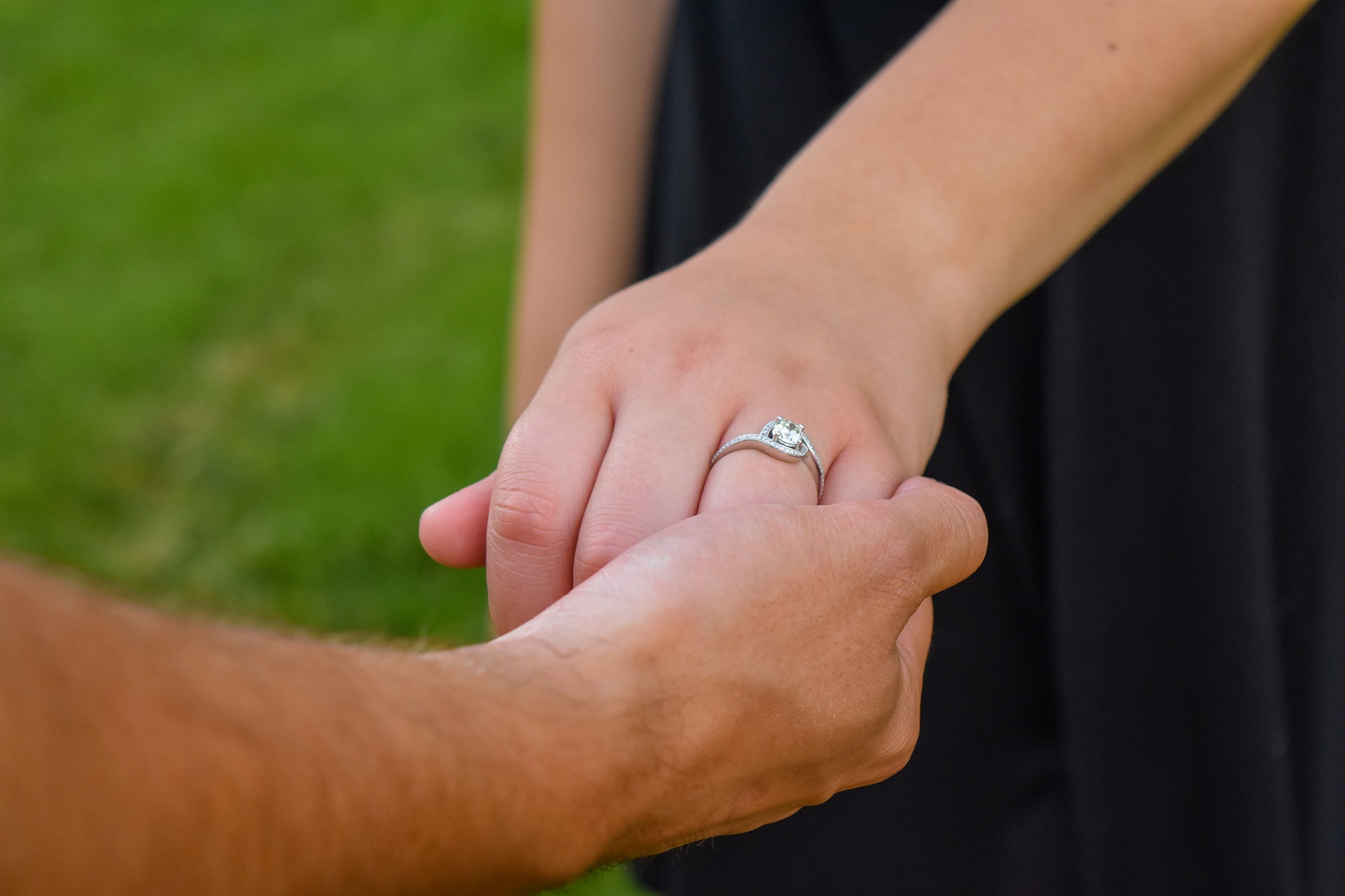 > Fiancé Won’t Buy ‘Proper’ Engagement Ring: How to Get an Actual Ring