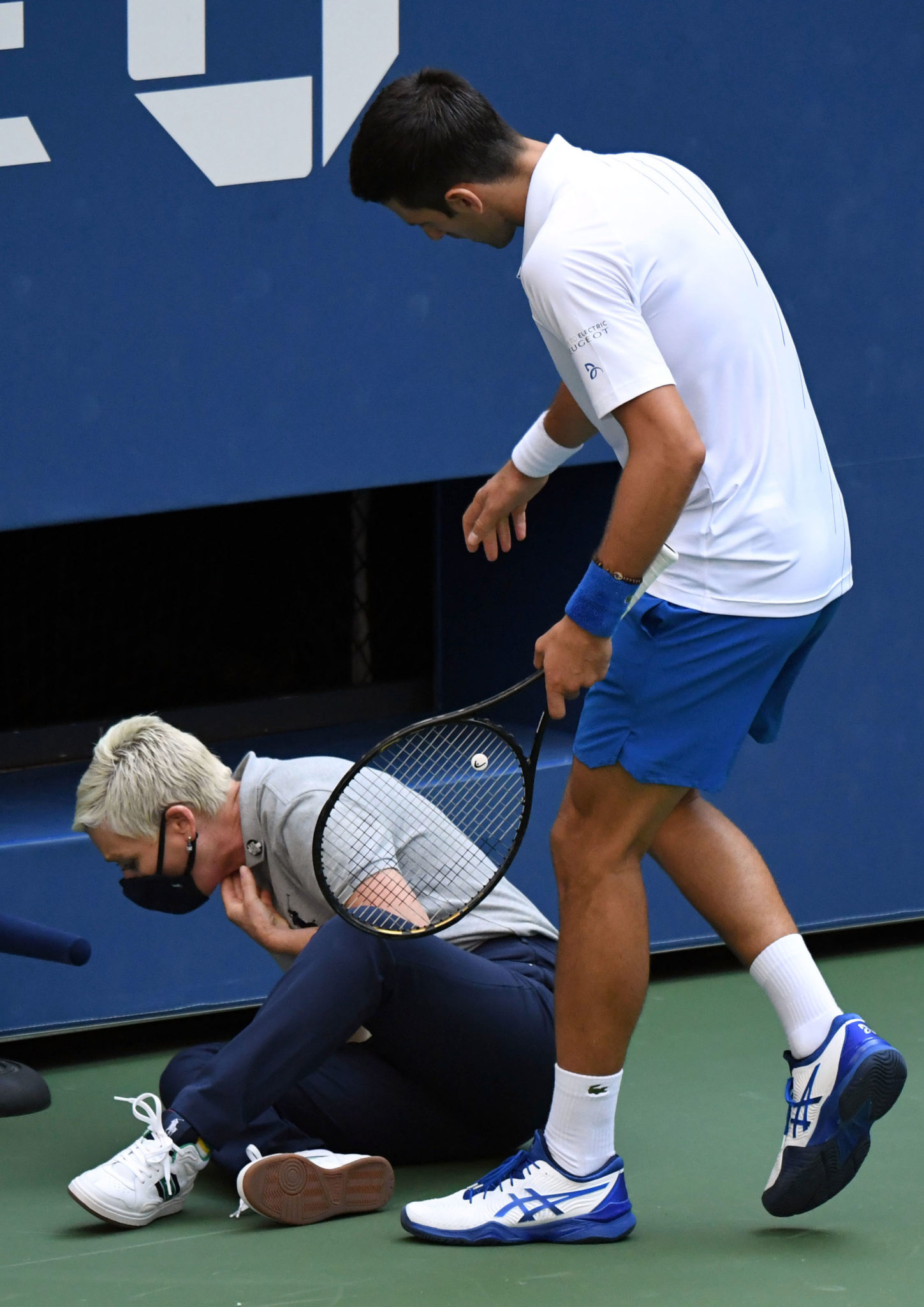 Novak Djokovic apologising to the line judge he just hit