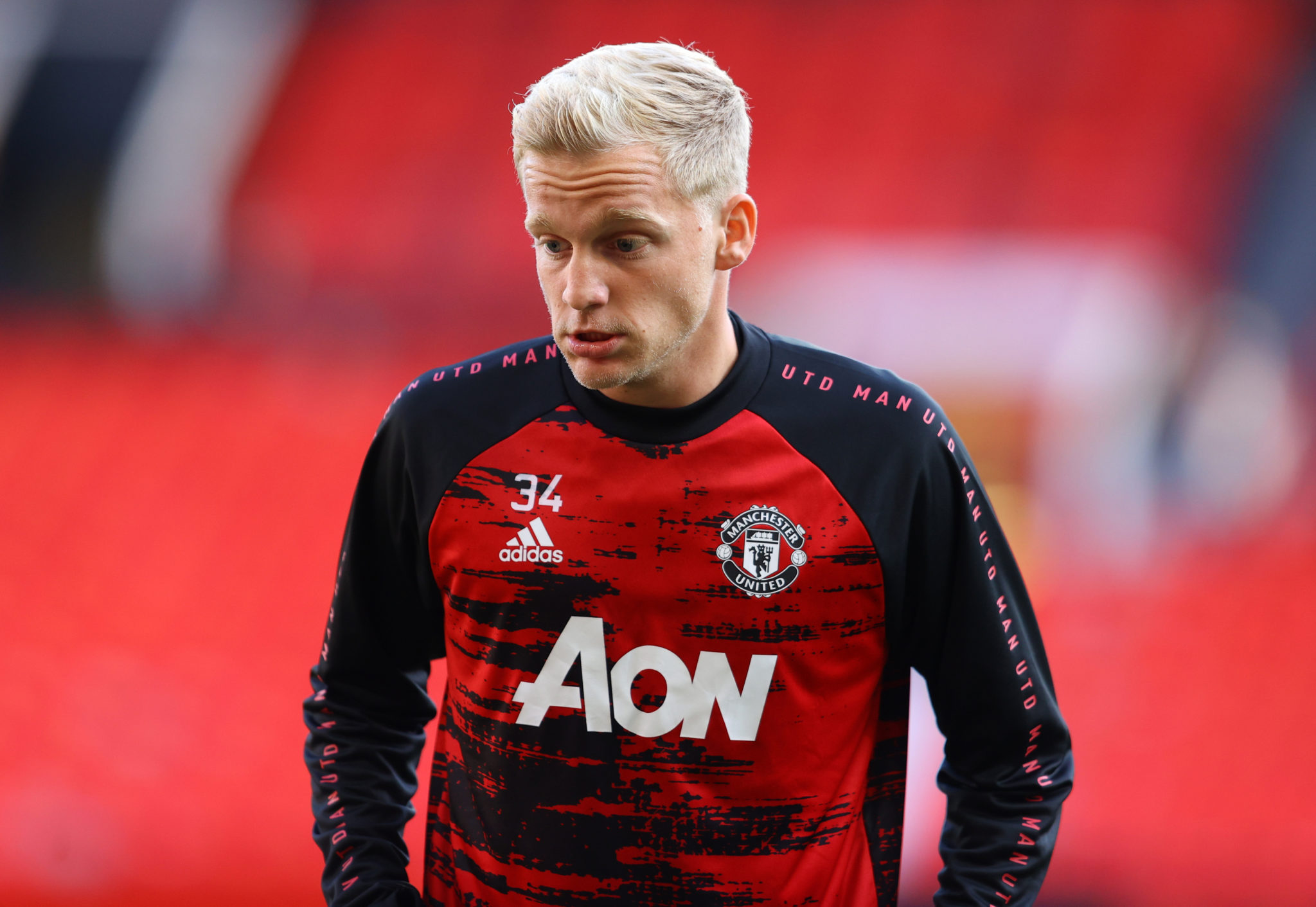 Donny Van de Beek warms up for Manchester United