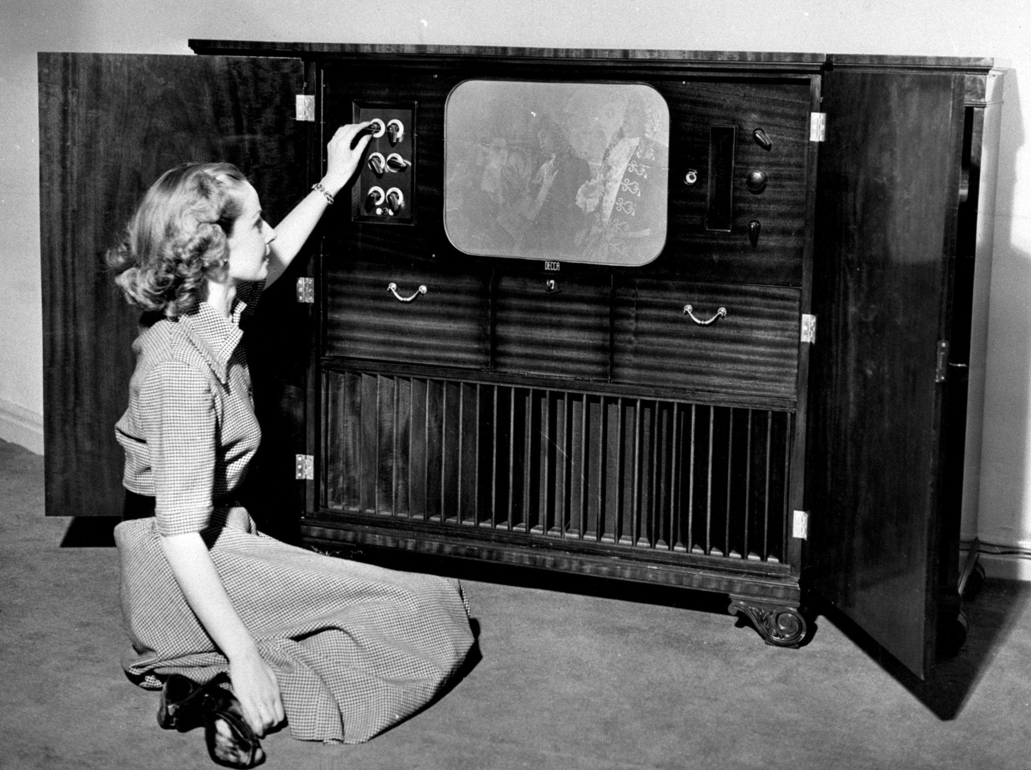 Телевизоры поддерживающие алису. Телевизор прошлого. Ранние телевизоры. Osten телевизор. Телевизор 1920 года.