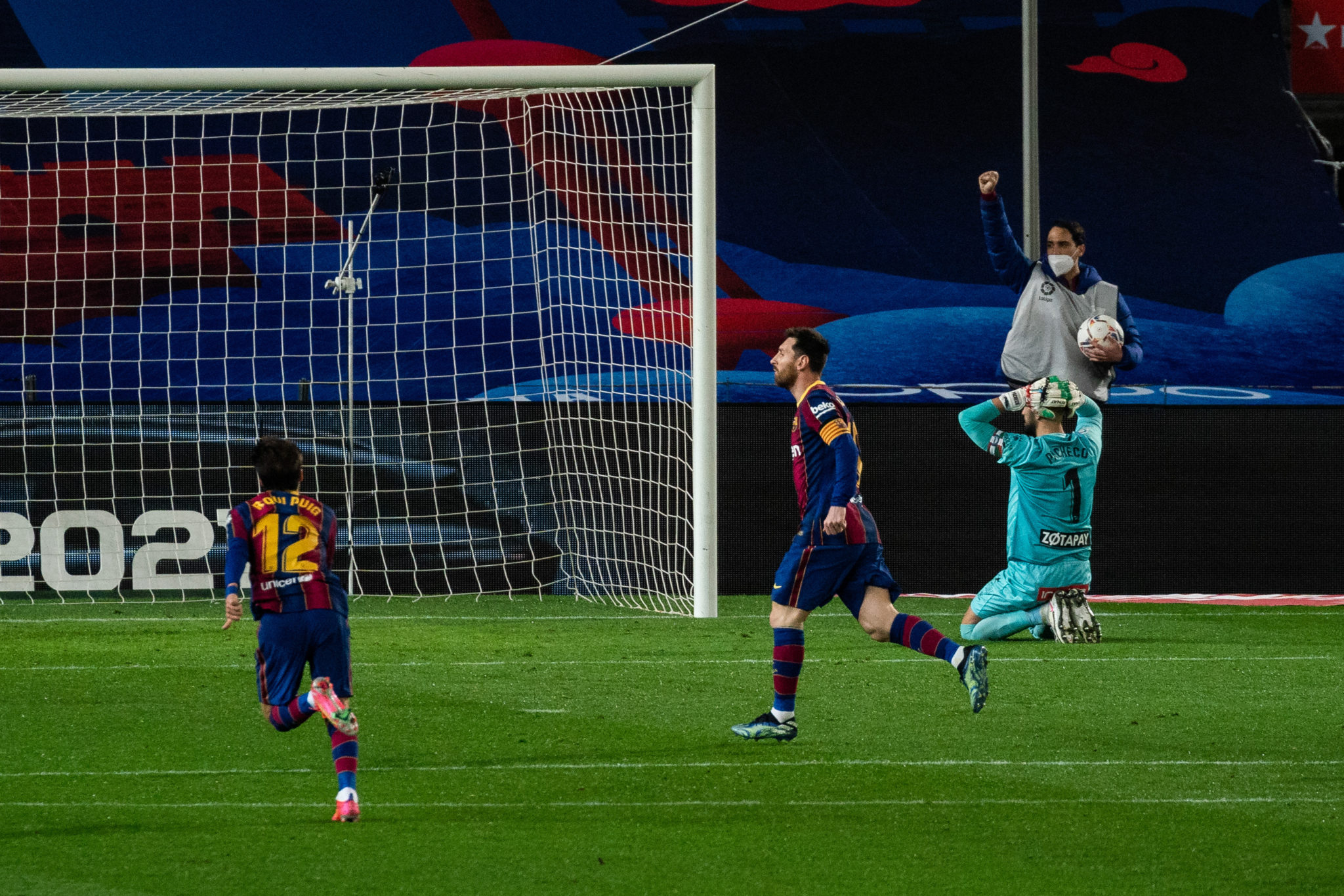 Barcelona celebrate a goal against Deportivo Alaves