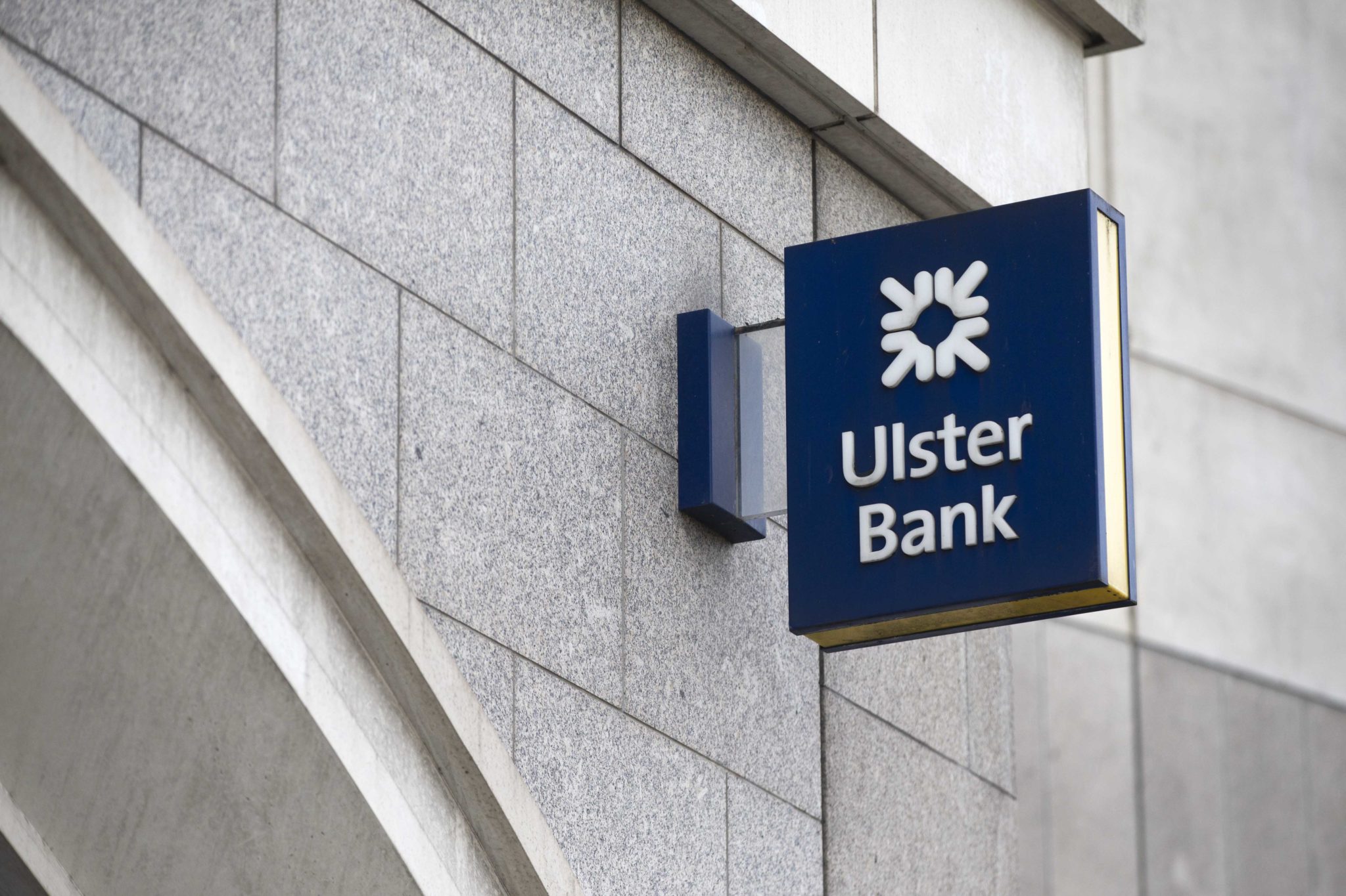 Lose bank. Ulster Bank. Ольстер. Bank customer. Ulster Defence Association.