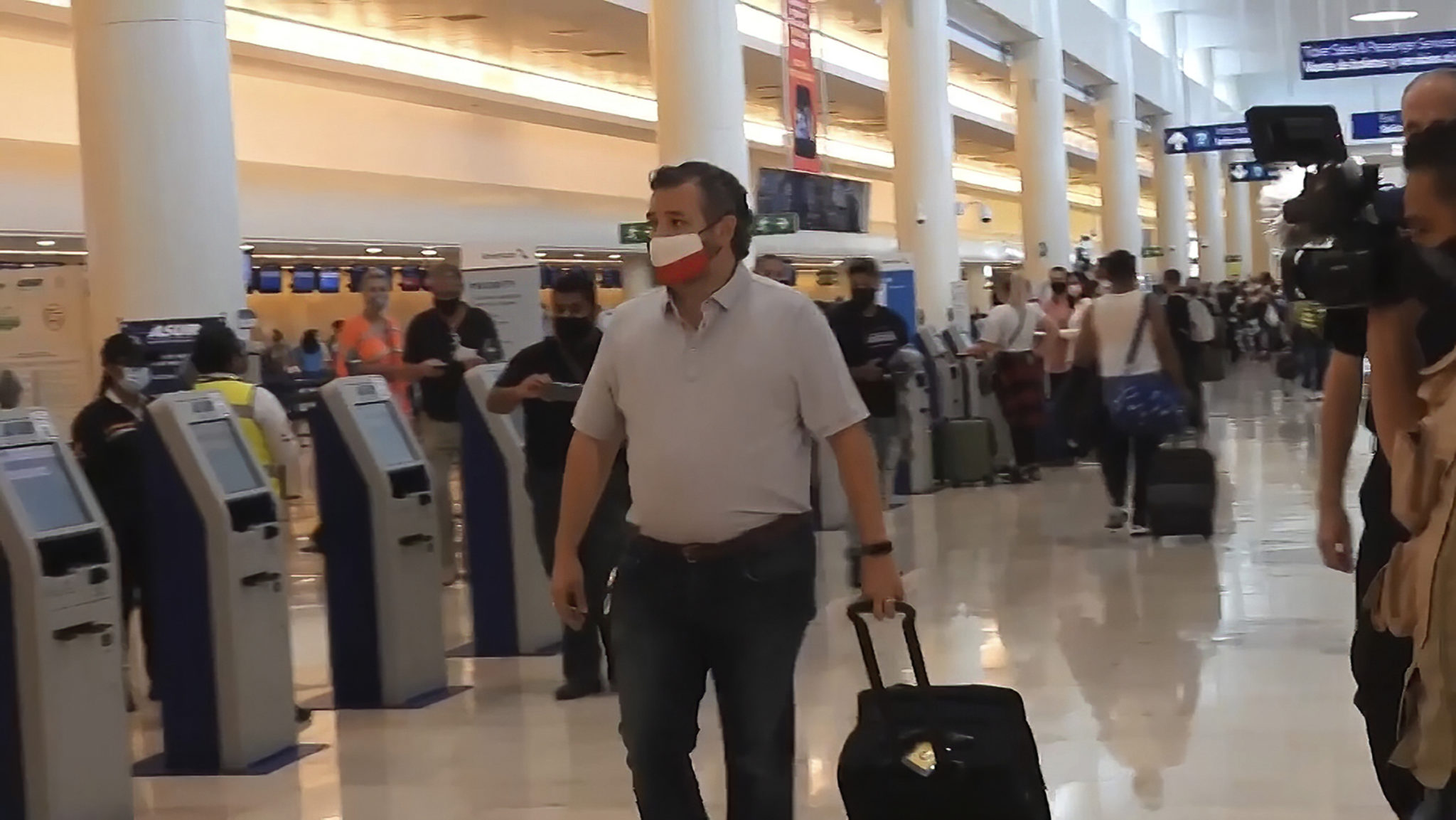 Ted Cruz Criticised For 'Photo Opportunities' In Texas After Controversial Cancun Trip Image