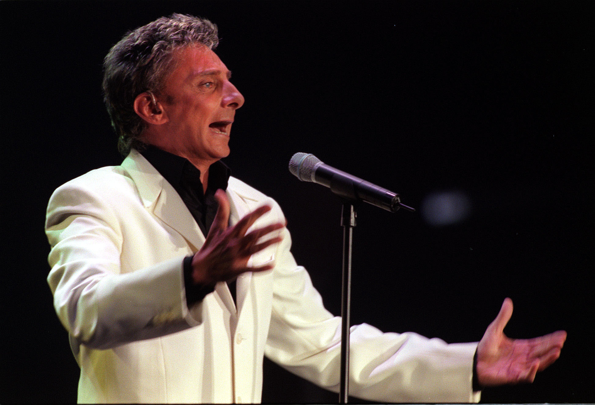 Paul Harrington Sings A Barry Manilow Classic | Newstalk