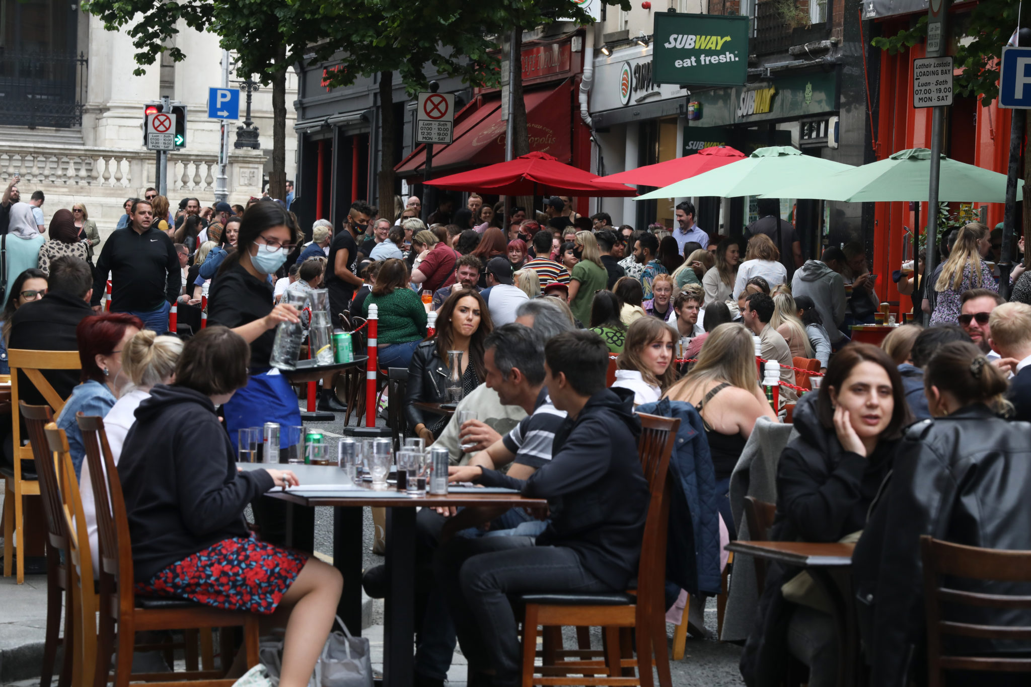 People enjoy food and drink on Parliament Street on the first Saturday of outdoor dining, 12-06-2021. Image: Leah Farrell/RollingNews