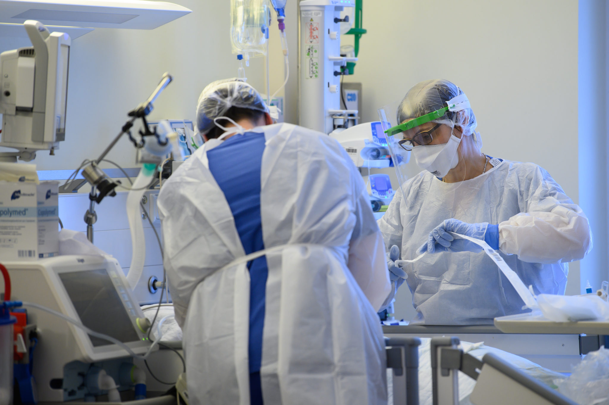 Intensive care nurses are caring for COVID-19 patients