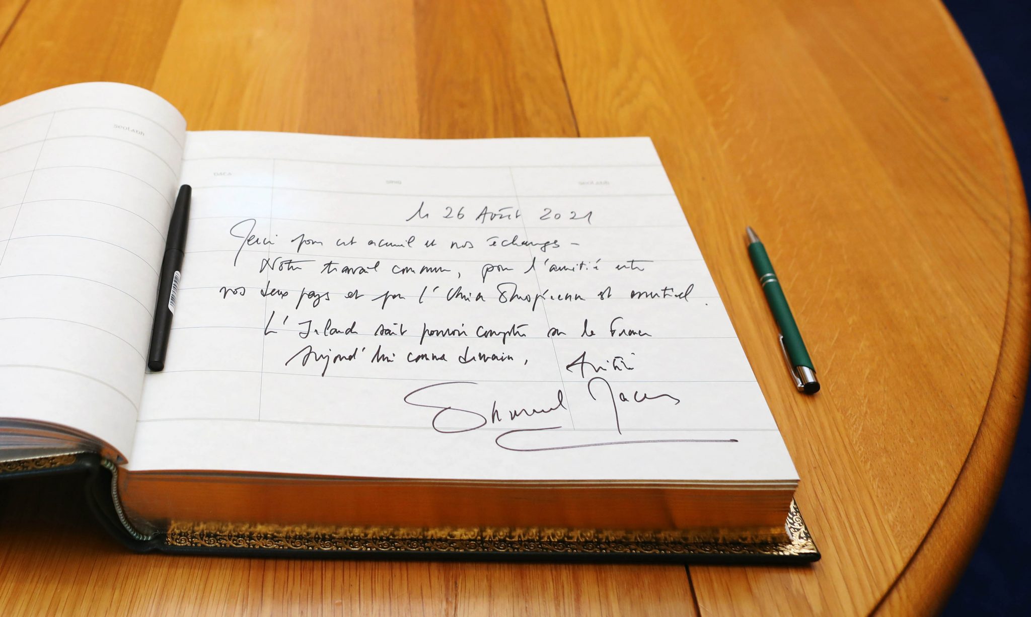 A note written by French President Emmanuel Macron in the welcome book at Government Buildings in Dublin, 26-08-2021