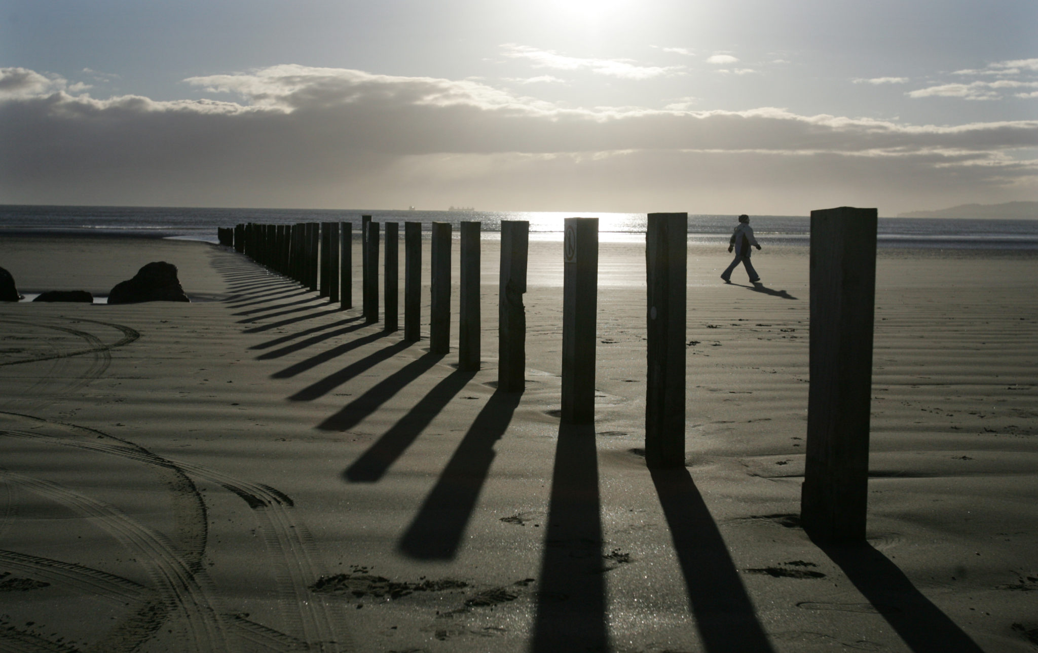 A walker takes advantage of the clear weather on barriers on Dollymount Strand in Dublin, 23-01-2017. Image: Eamonn Farrell/RollingNews