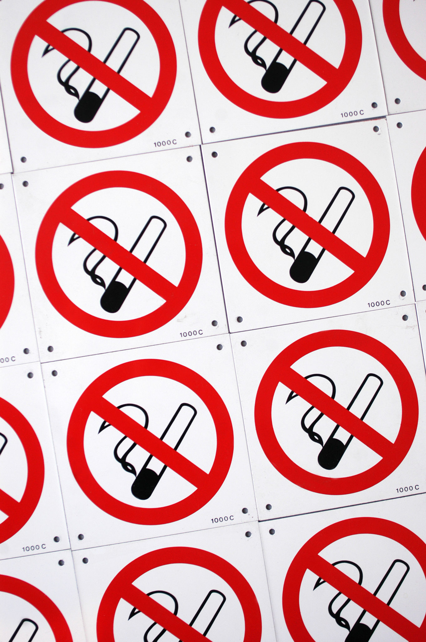 No smoking signs are seen in Britain in 2006.