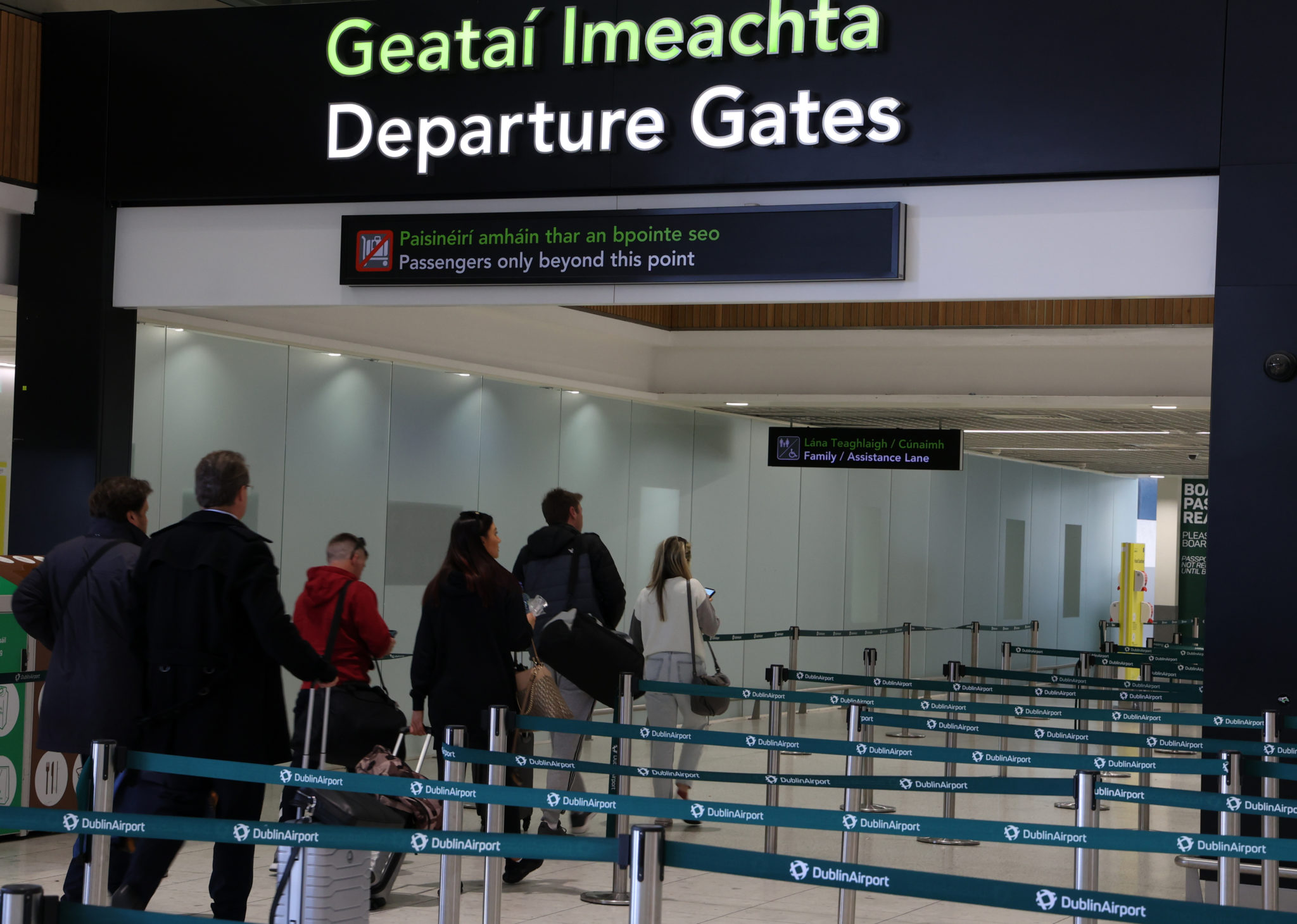 People head for the Departure Gates at Dublin Airport Terminal 1, 01-04-2022. Image: Sam Boal/RollingNews