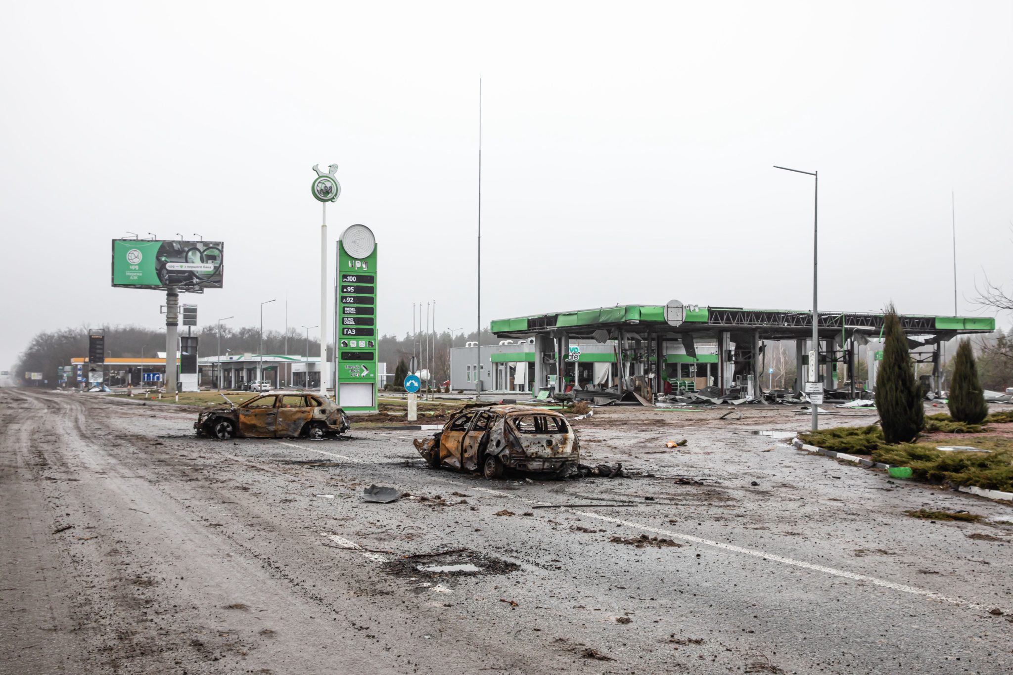 Destroyed cars at a petrol station on the highway 20km from Kyiv, 02-04-2022. Image: ZUMA Press Inc / Alamy Stock Photo 