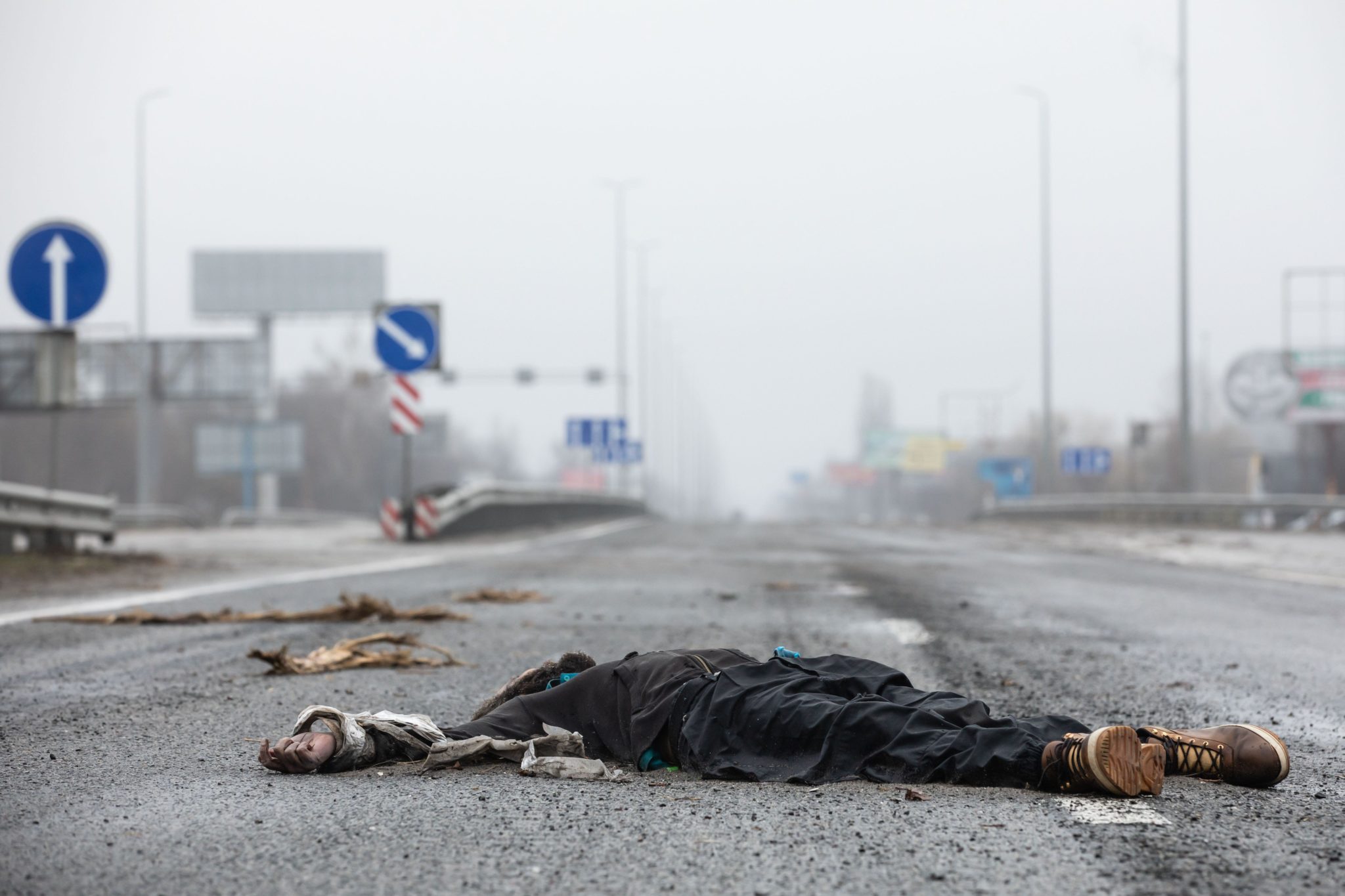 A dead civilian seen on the side of the highway 20km from Kyiv, 02-04-2022. Image: ZUMA Press Inc / Alamy Stock Photo 