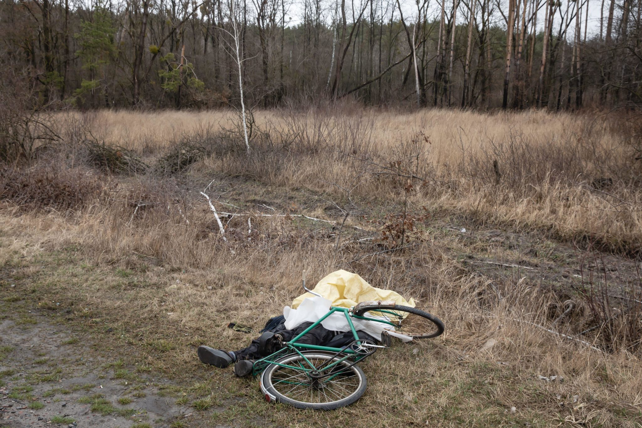 A dead civilian seen next to his bicycle on the side of the highway 20km from Kyiv, 02-04-2022. Image: ZUMA Press Inc / Alamy Stock Photo 