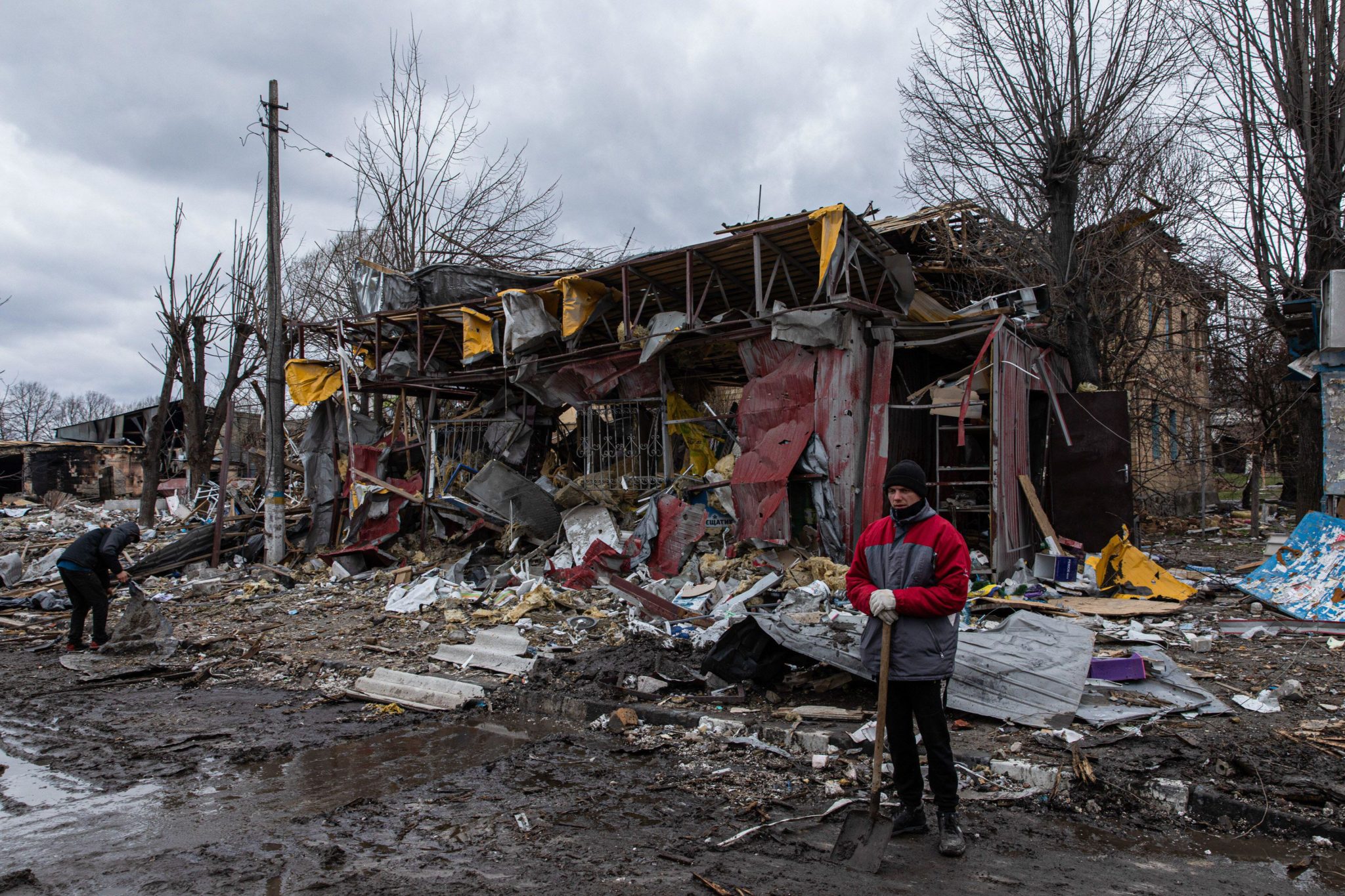 Residents cleaning up rubble in the city of Borodyanka, 06-04-2022. Image: Sipa USA/Alamy Live News