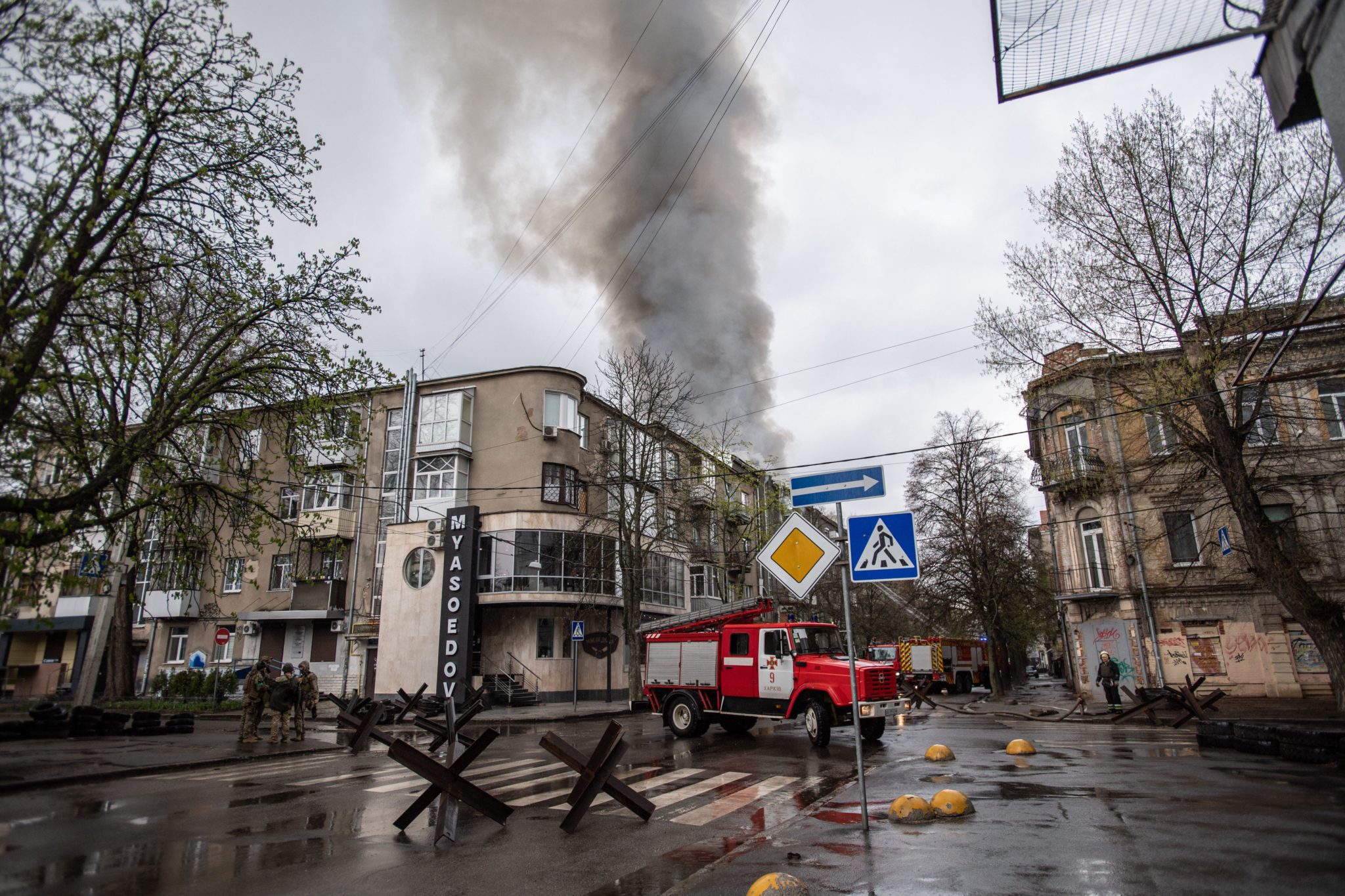 First responders arrive at the scene after a Russian rocket strike on the centre of Kharkiv, 17-04-2022. Image: ZUMA Press Inc / Alamy Stock Photo