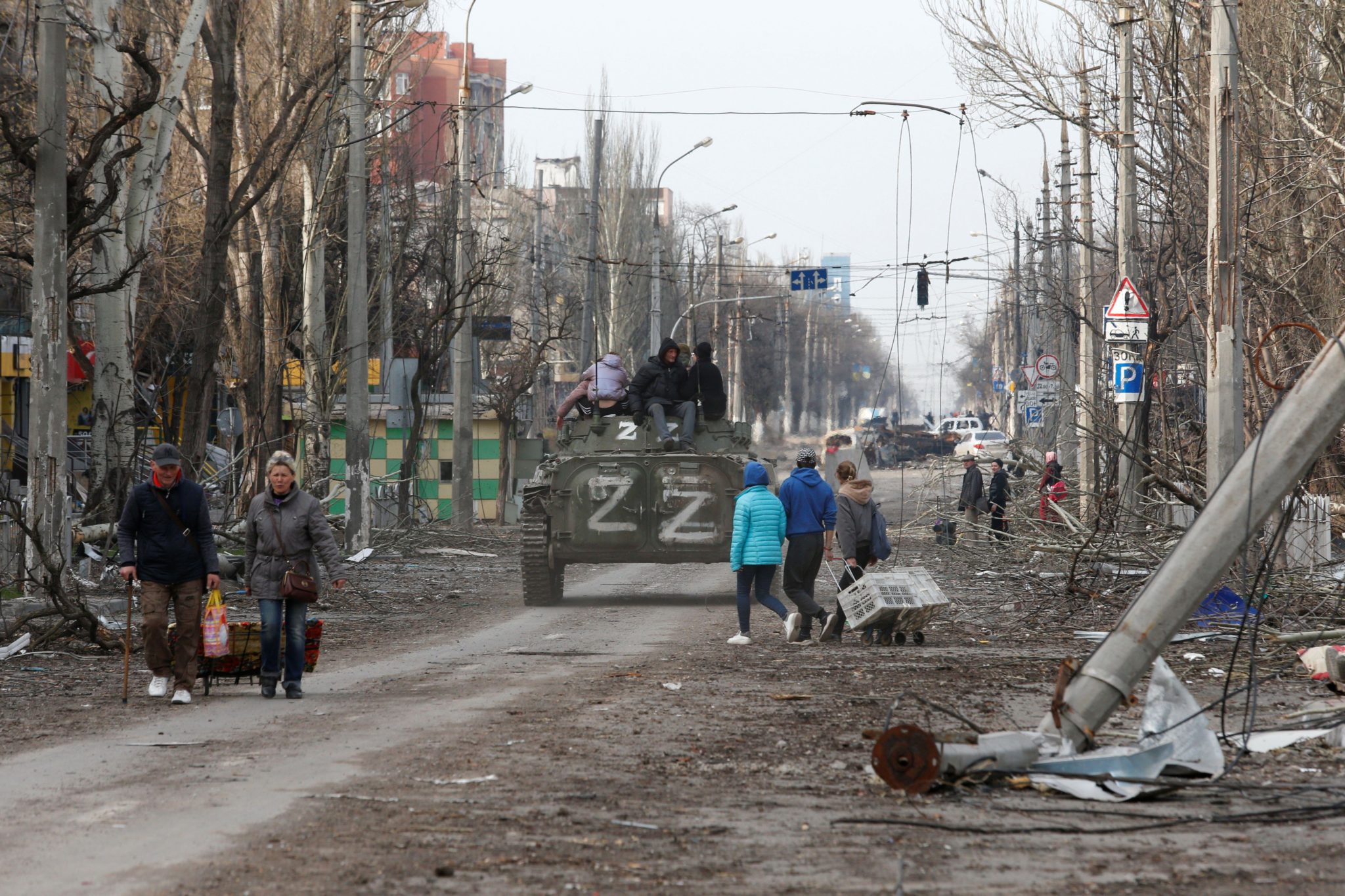 A damaged street in the besieged city of Mariupol, Ukraine, 17-04-2022. Image: REUTERS / Alamy Stock Photo