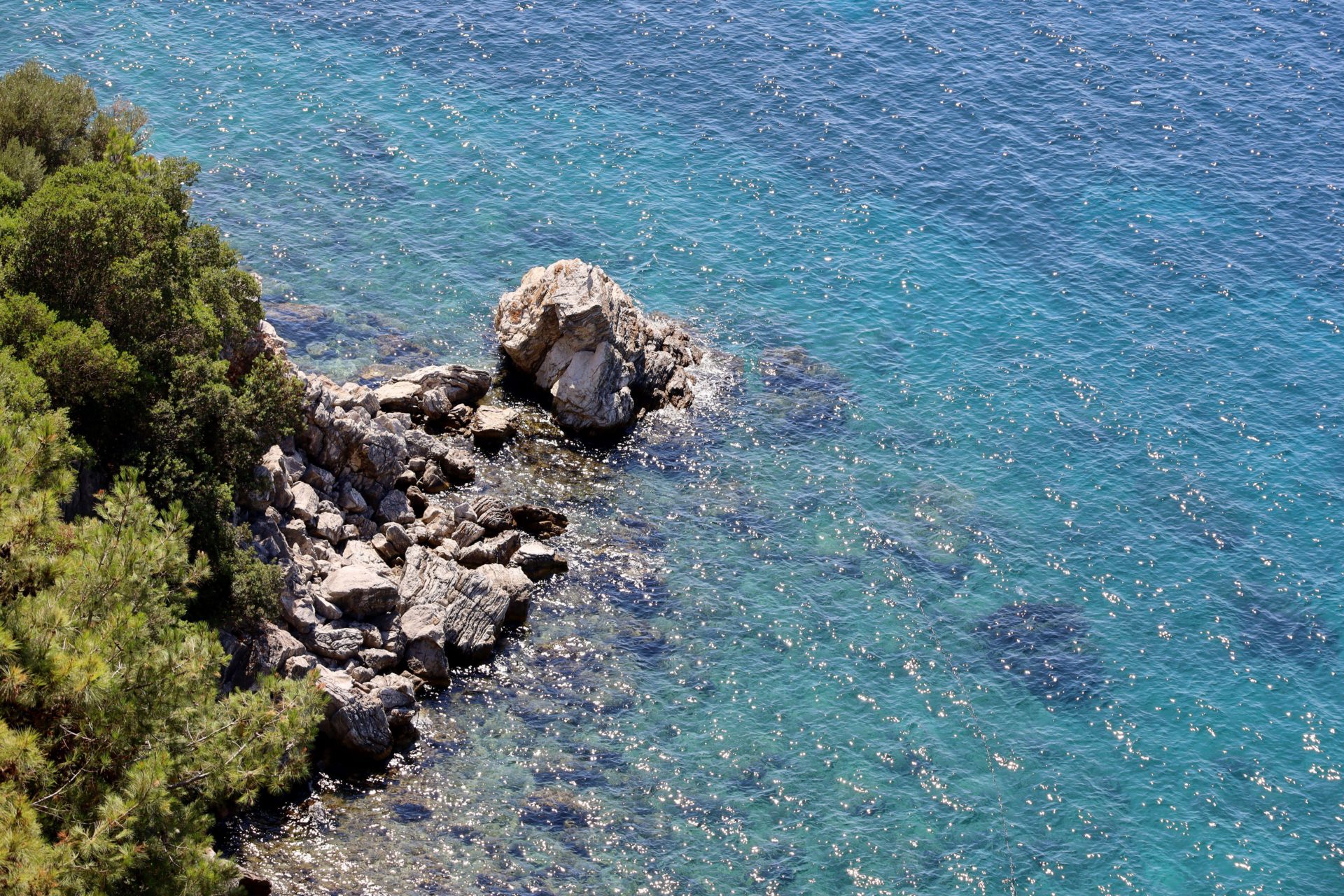 Aerial view to rocky cliff with pine trees in Mediterranean sea. Image: Oleg Elkov / Alamy Stock Photo