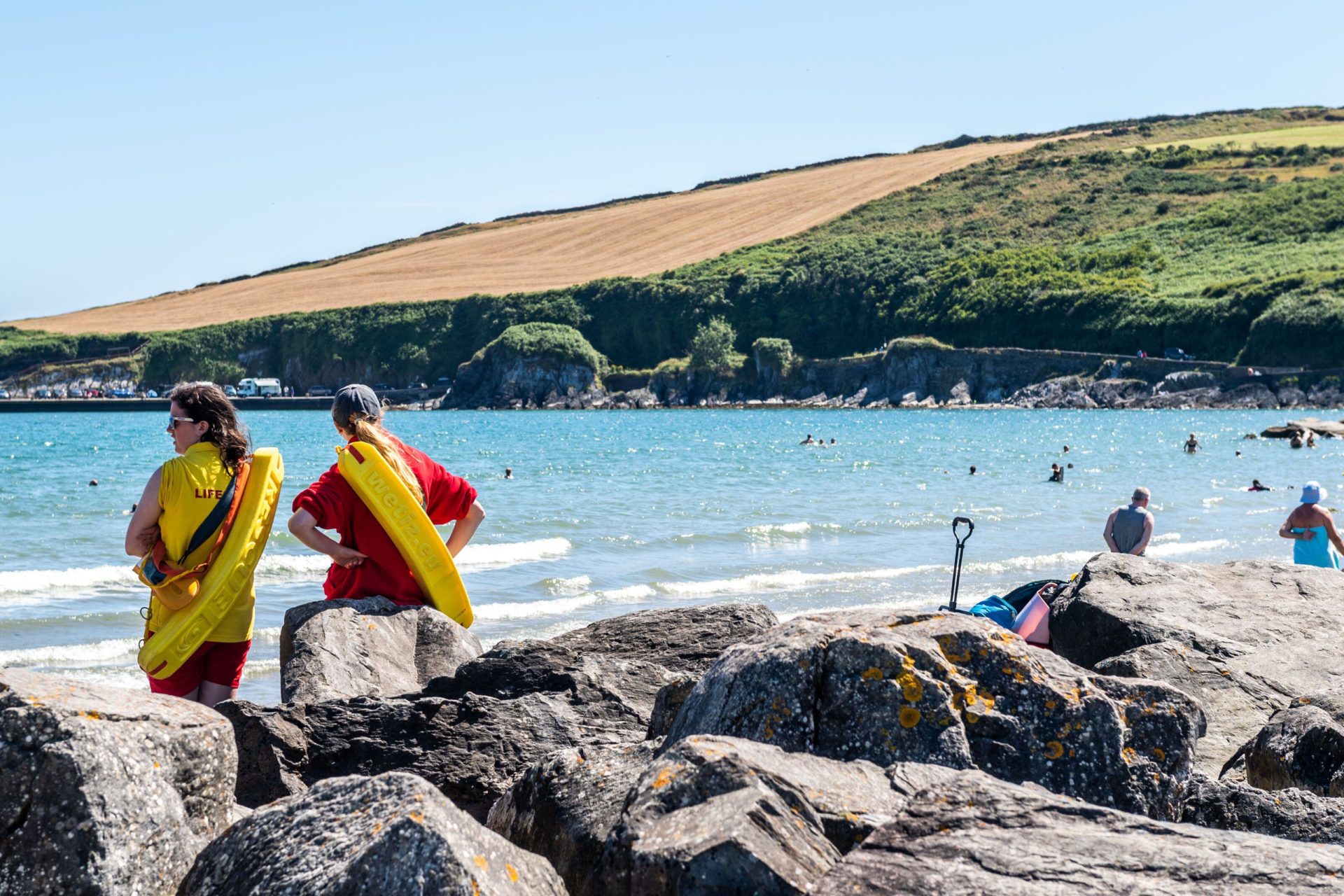 People hit the beach to make the most of the hot weather Rosscarbery, West Cork, 10-07-2022. Image: AG News/Alamy Live News
