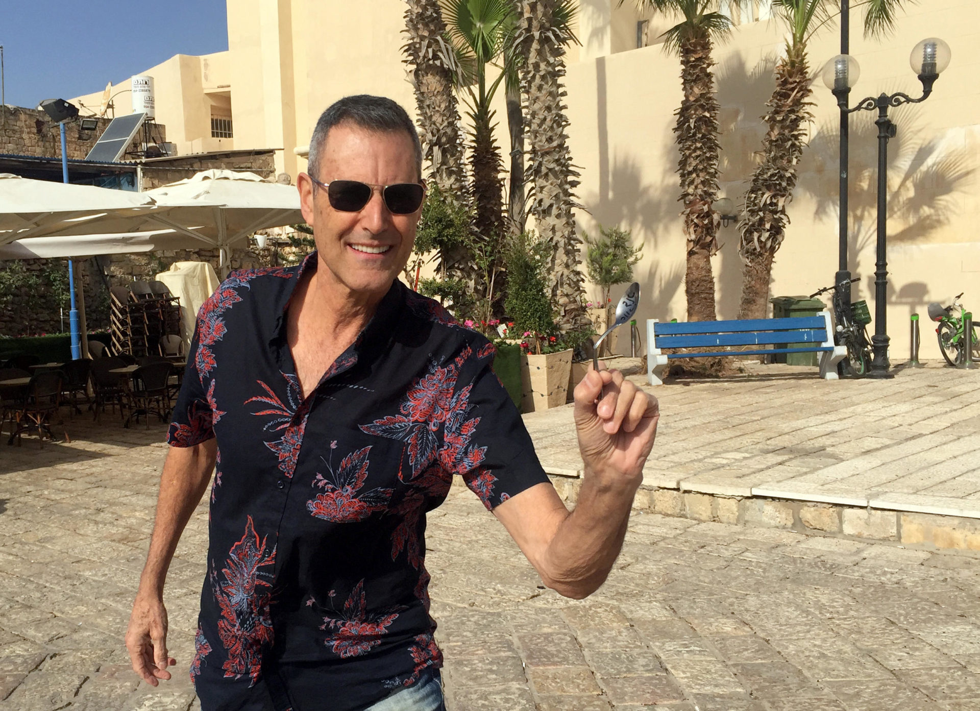 Uri Geller warns Putin: I'll use my mind to send your nukes back home - Vimarsana News