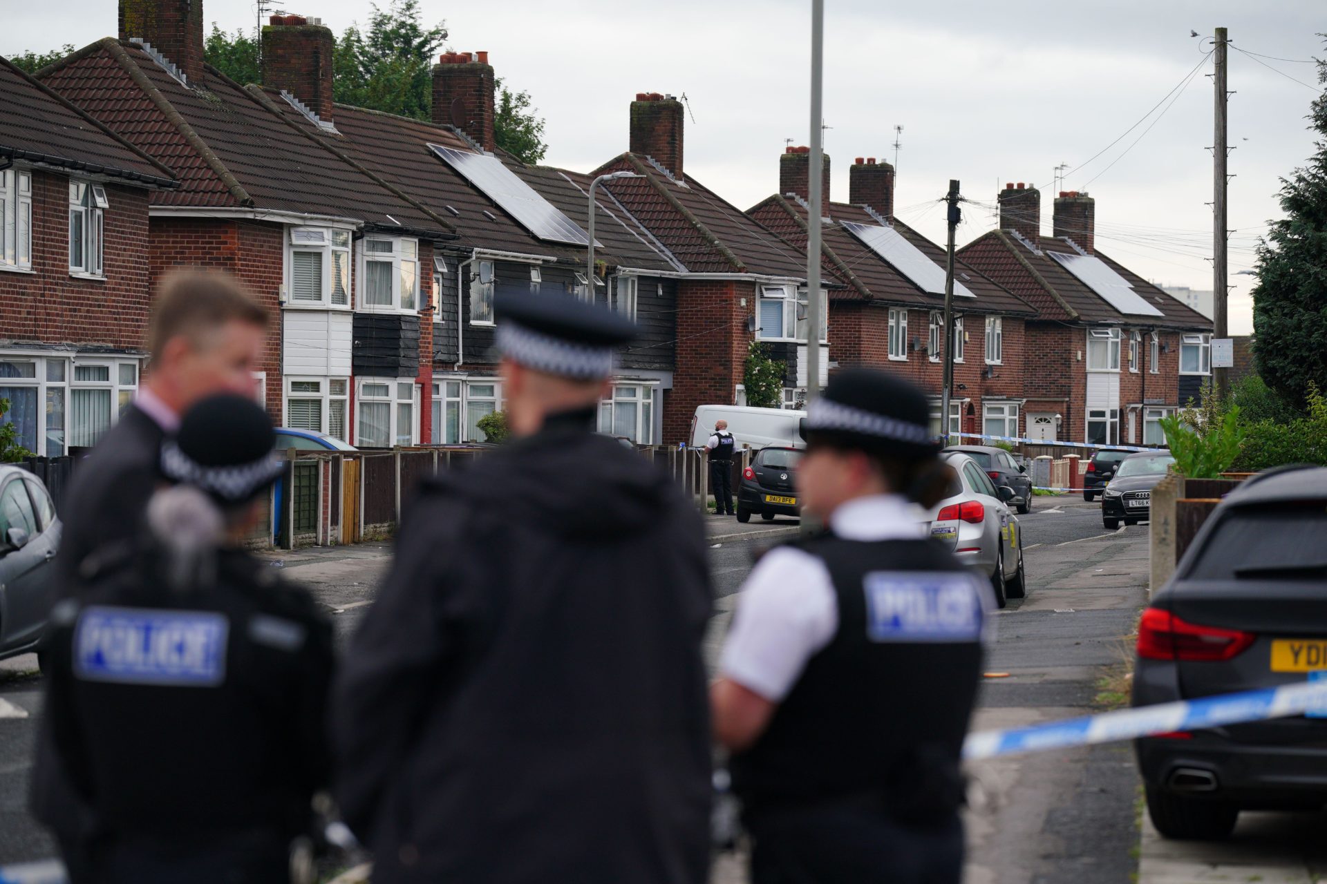 Police at the scene in Knotty Ash, Liverpool, where a nine-year-old girl has been shot dead, 23-08-2022. Image: PA Images / Alamy Stock Photo