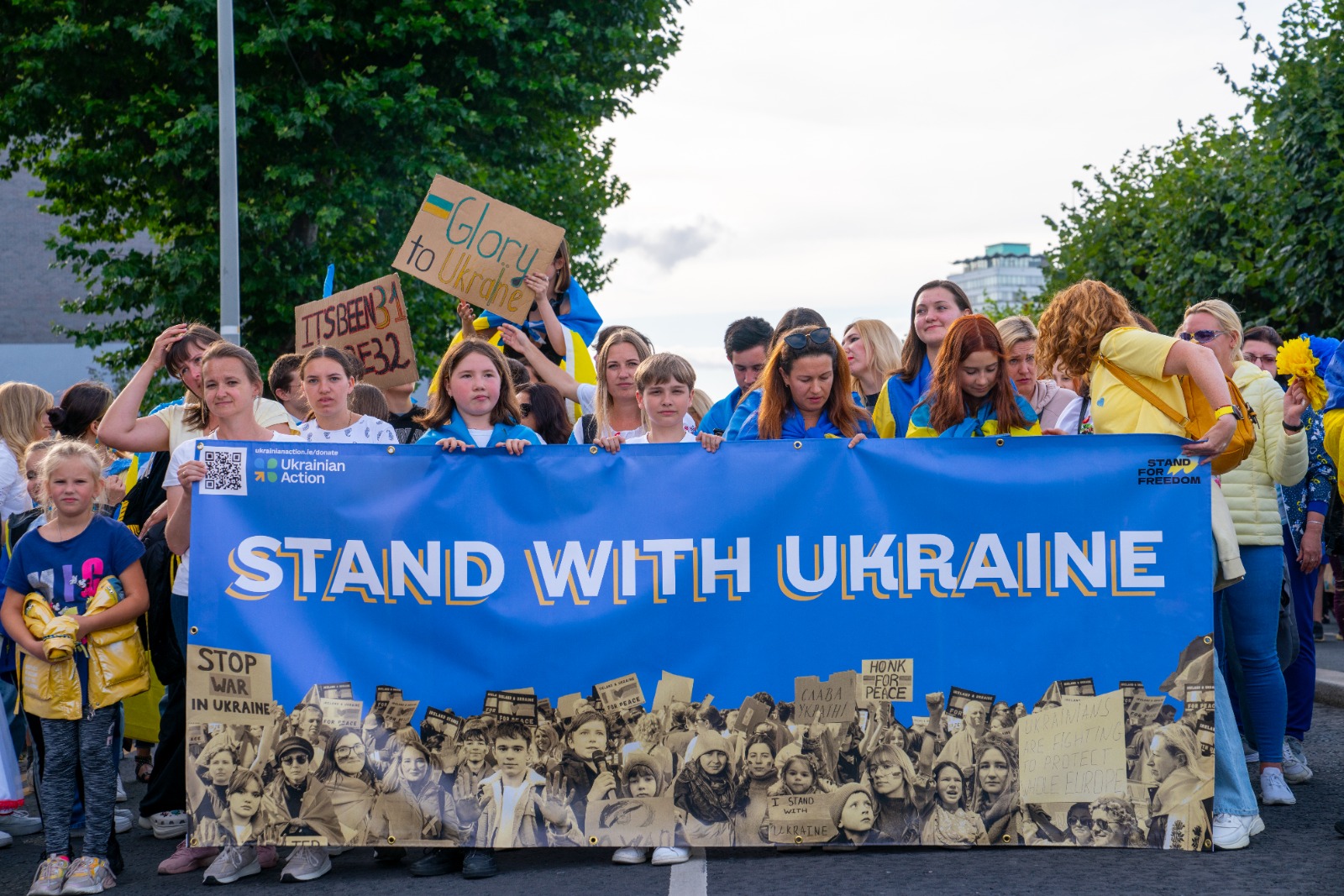 People march to mark Ukraine Independence Day in Dublin city