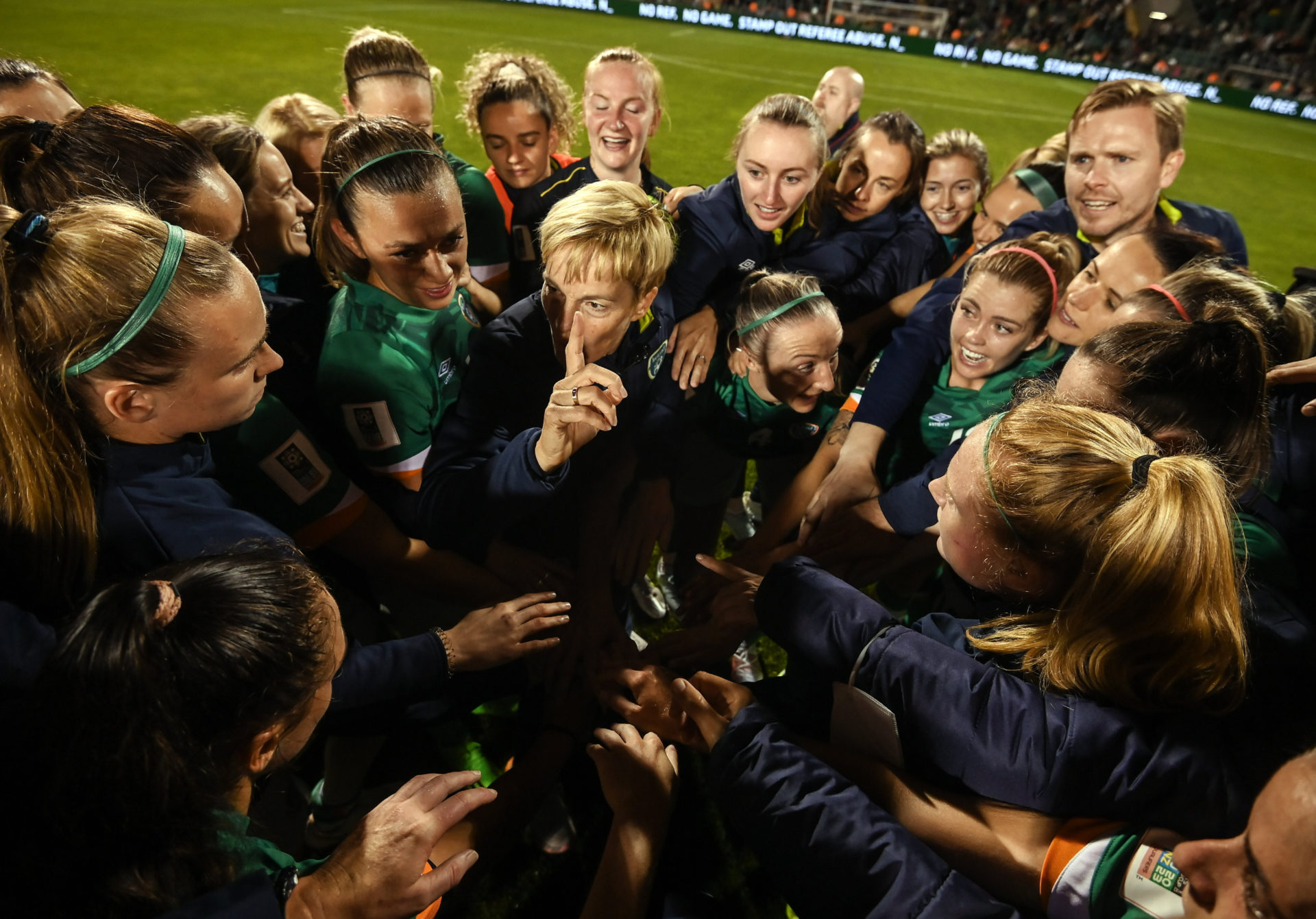 Republic of Ireland manager Vera Pauw talks to her players after the FIFA Women's World Cup 2023 qualifier match between Republic of Ireland and Finland at Tallaght Stadium in Dublin, 01-09-2022. Image: Stephen McCarthy/Sportsfile