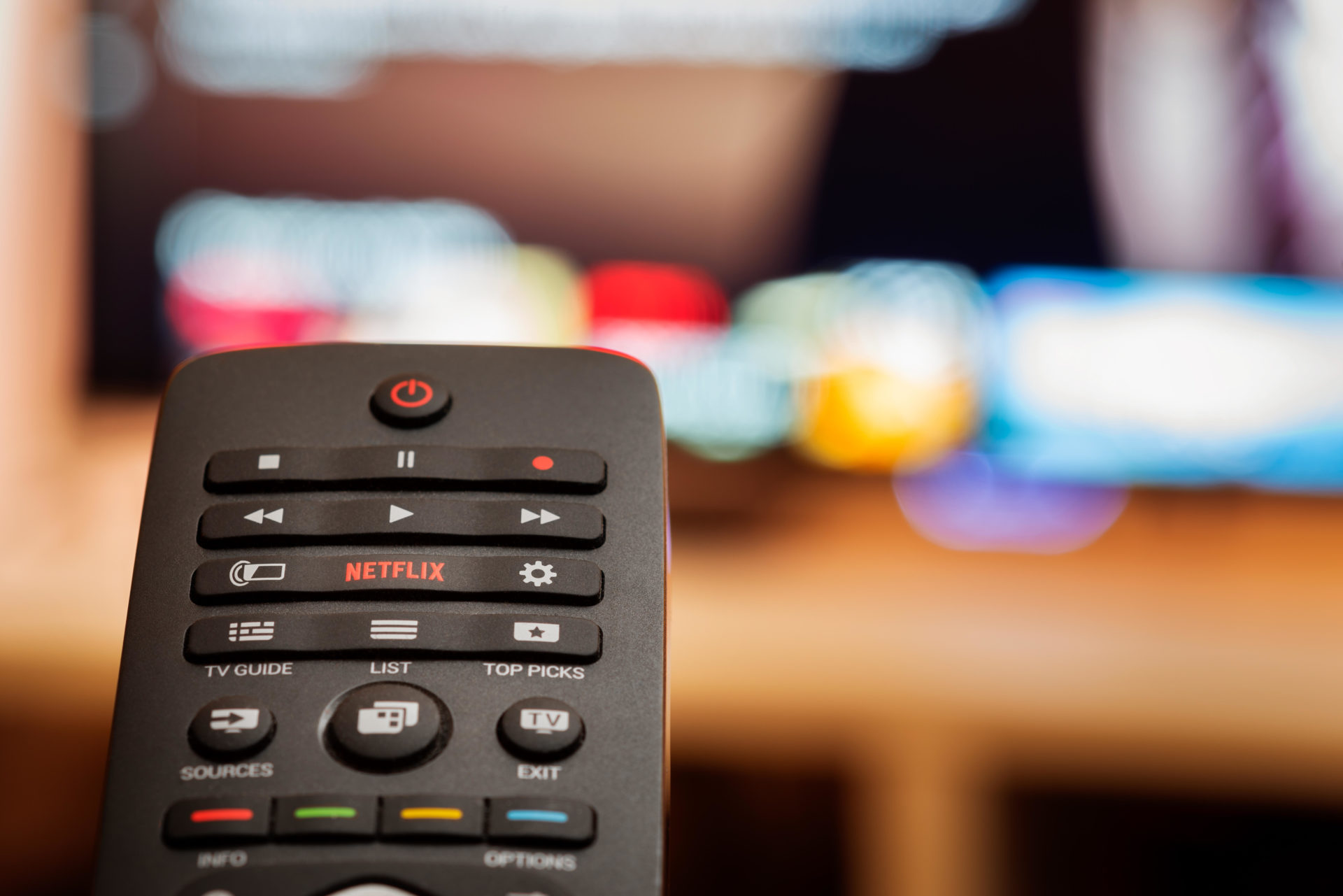 Control remoto de TV R1N6PN con botón exclusivo de Netflix.