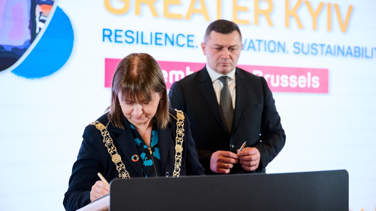 Lord Mayor of Dublin Caroline Conroy and the First Deputy Head of the Kyiv City State Mykola Povoroznyk signing the Dublin Kyiv Twinning Agreement in Brussels, Belgium.