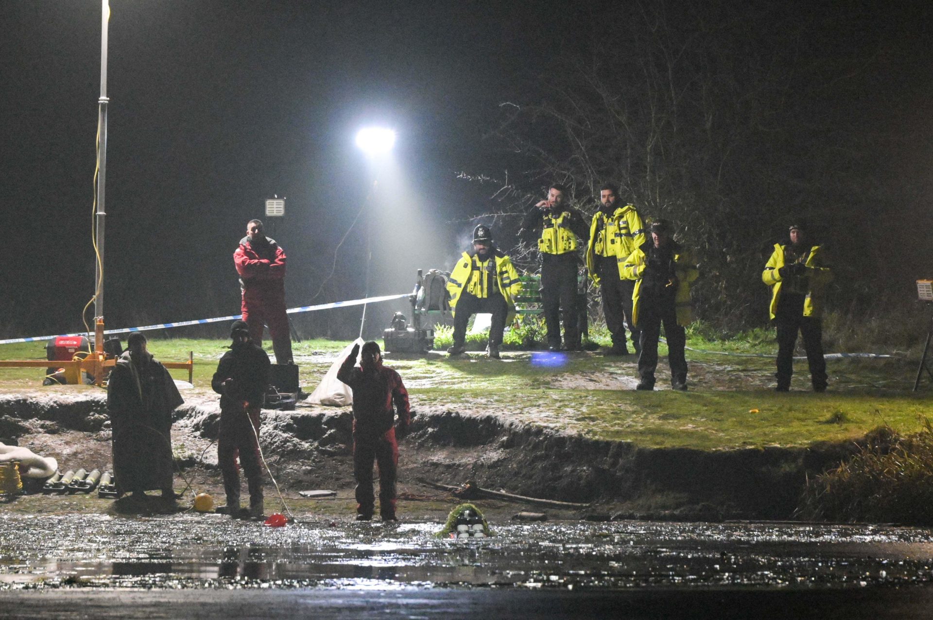 Divers from Nottinghamshire Police searching Babbs Mill Lake for two people who are still believed to be missing, 12-12-2022. Image: Sam Holiday/Alamy