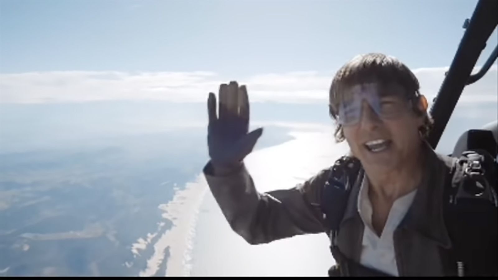 Tom Cruise Thanks Fans For Watching Top Gun Maverick - While Skydiving ...