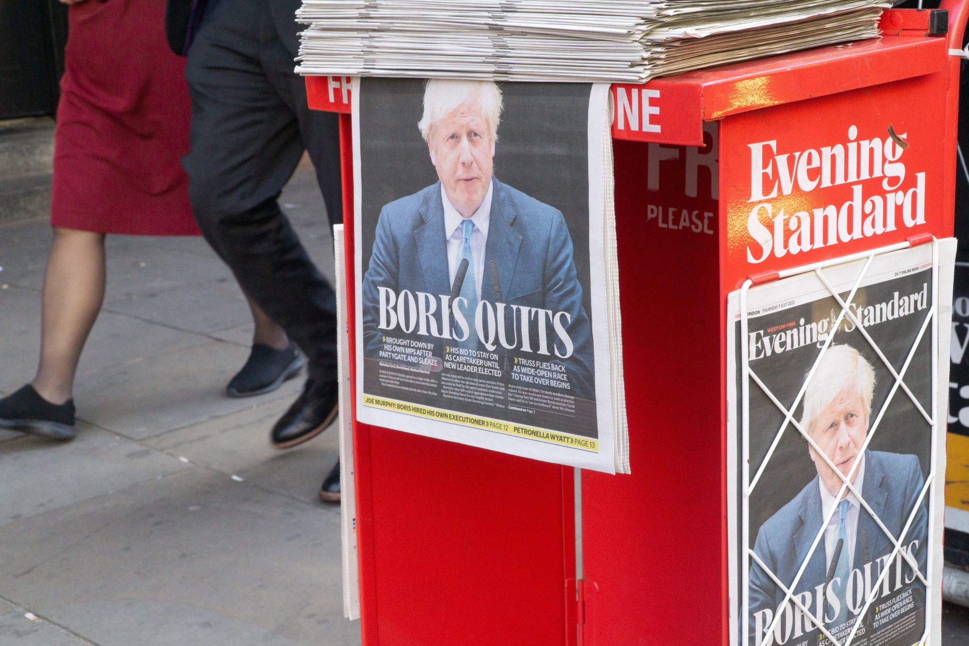 The Evening Standard's front page, proclaiming Boris Quits, 07-07-2022. Image: Anna Watson/Alamy Live News