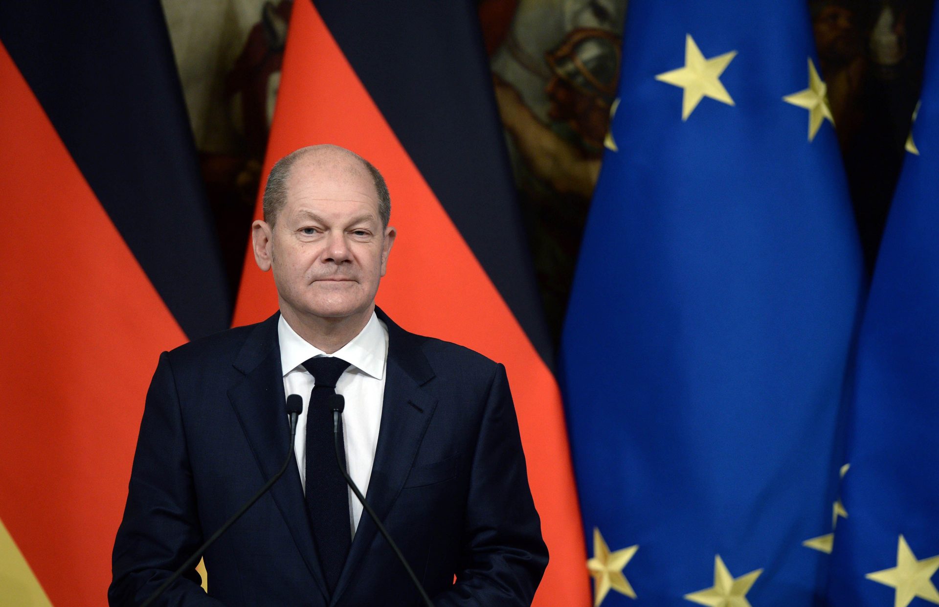 2HBR7RE German Chancellor Olaf Scholz speaks in Rome, Italy in December 2021