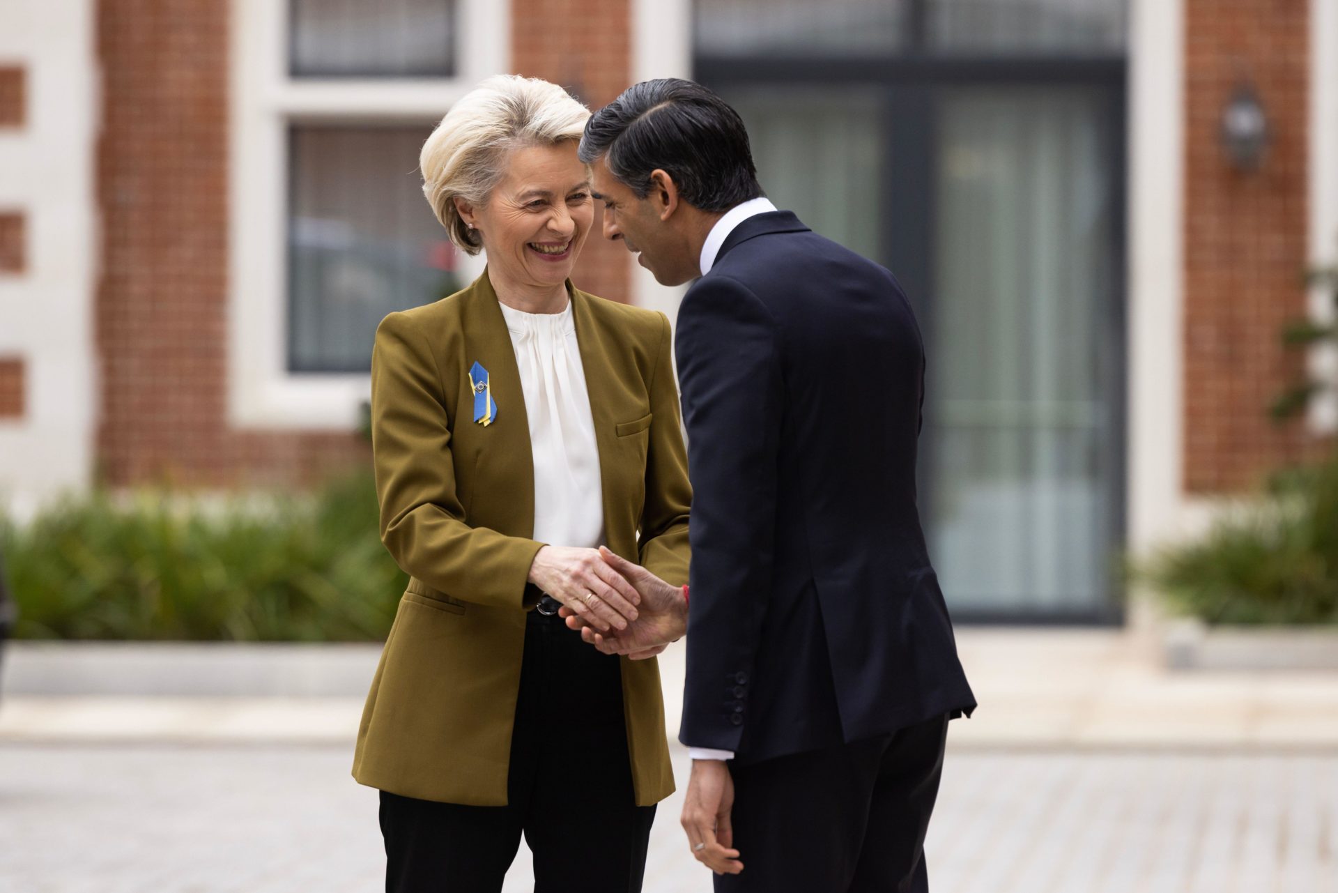 UK Prime Minister Rishi Sunak welcomes European Commission president Ursula von der Leyen ahead of a Brexit meeting, 27-02-2023. Image: PA Images / Alamy