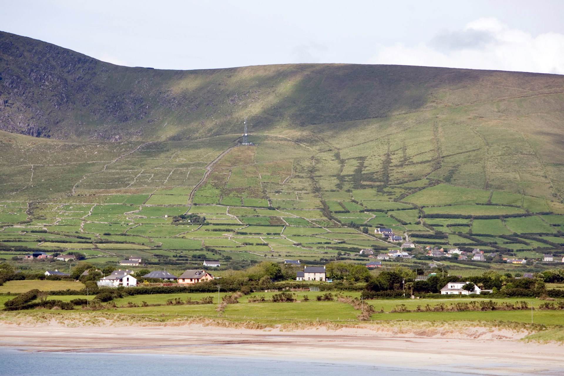 AAGTXJ Ireland County Kerry Dingle Peninsula Ventry seafront houses below slopes of Mount Eagle