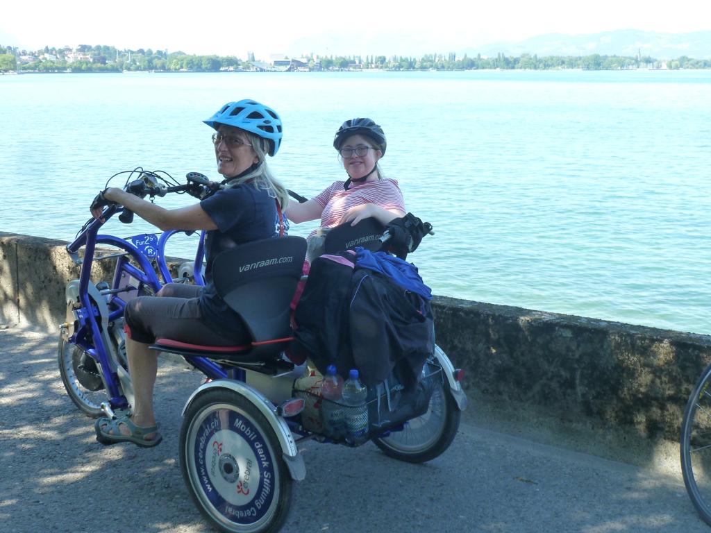 Eimear and Maire on their cycling trip