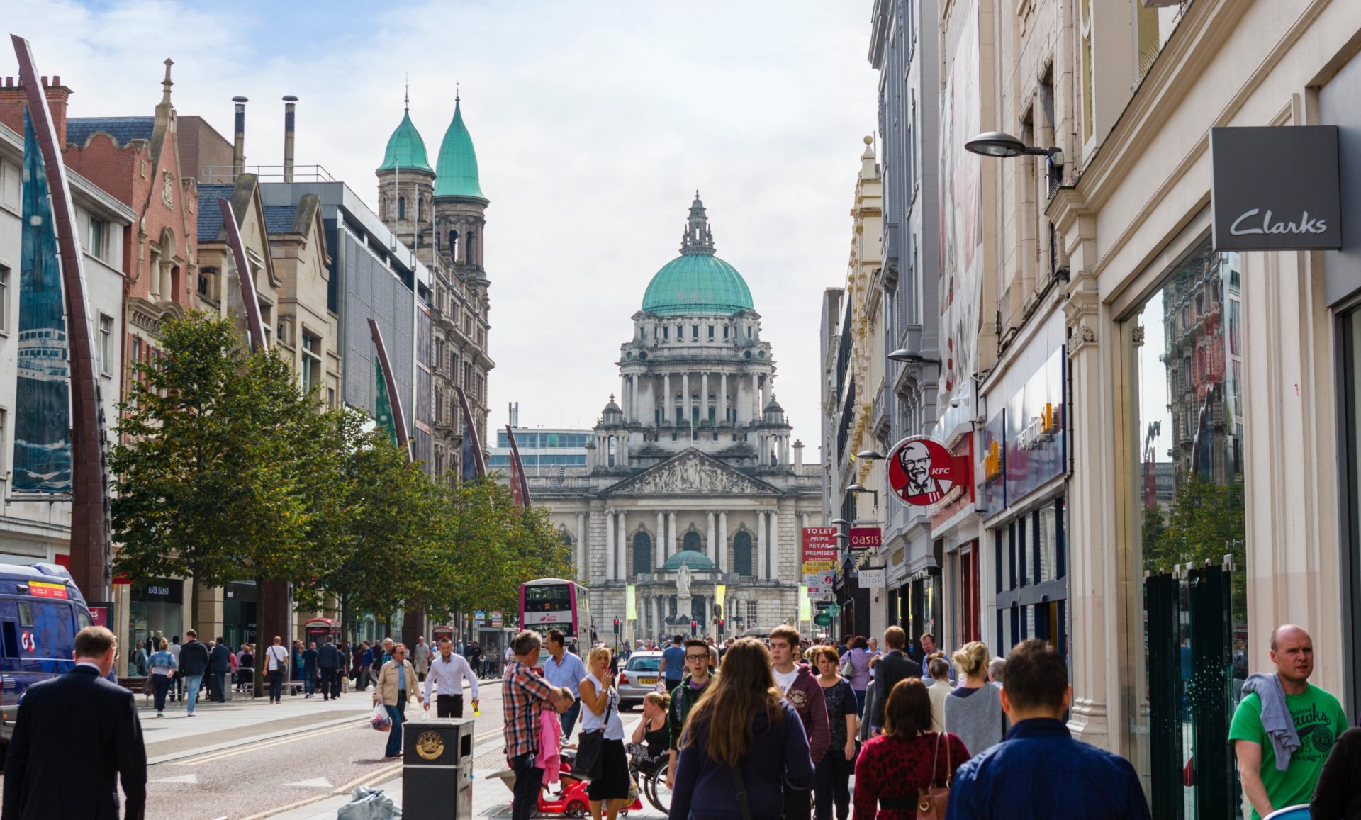 E7WA53 Looking towards Belfast City Hall in Belfast, Northern Ireland in September 2014.