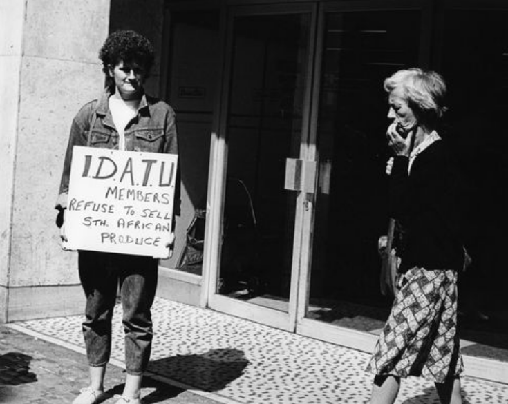Mary Manning on strike outside Dunnes on Henry Street. 1/8/1984 Photo: RollingNews.ie