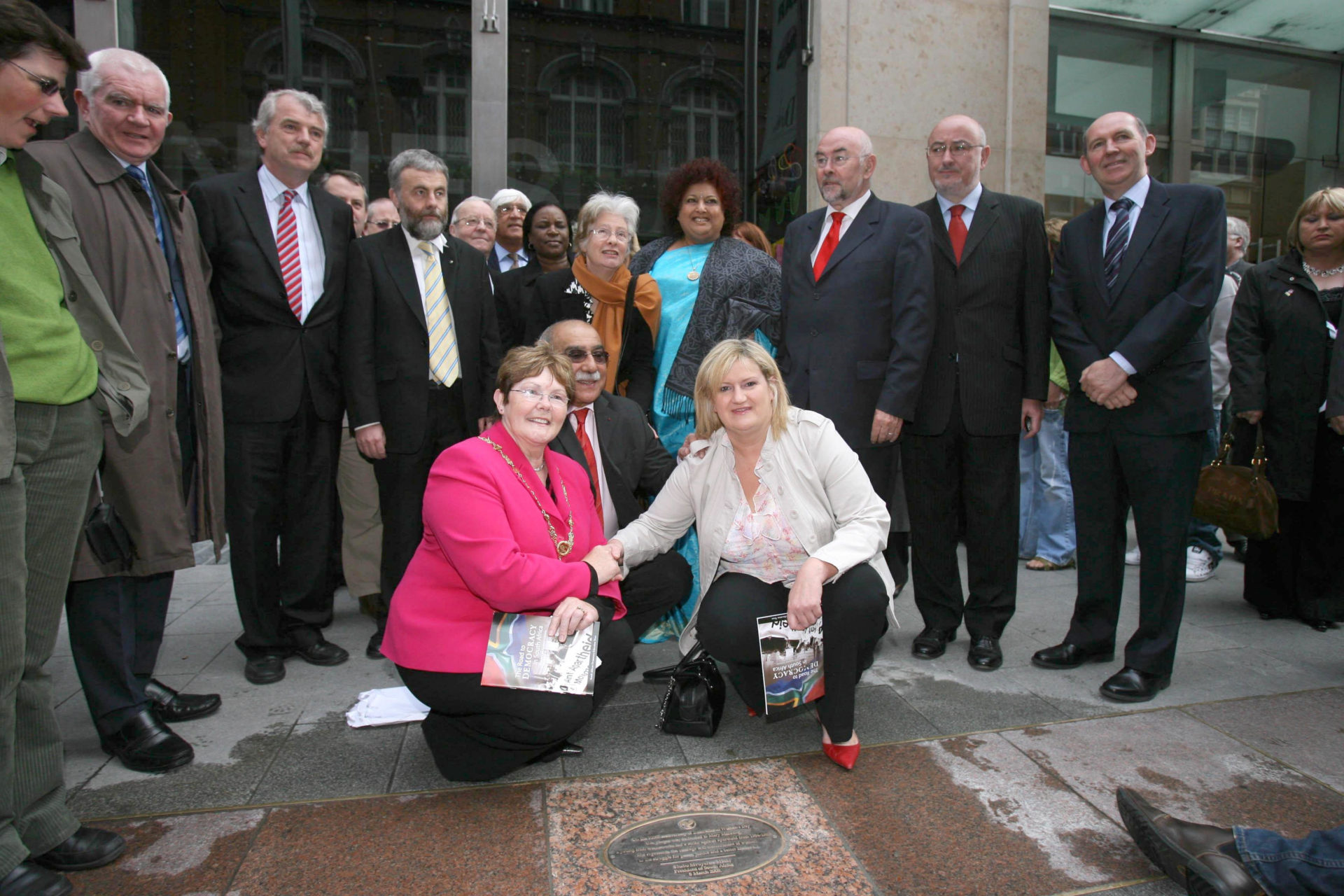  Dublin's Deputy Lord Mayor Anne Carter, Dr Kader Asmal and former Dunnes worker Mary Manning kneel next to a plaque commemorating a the anti-Apartheid Strike.