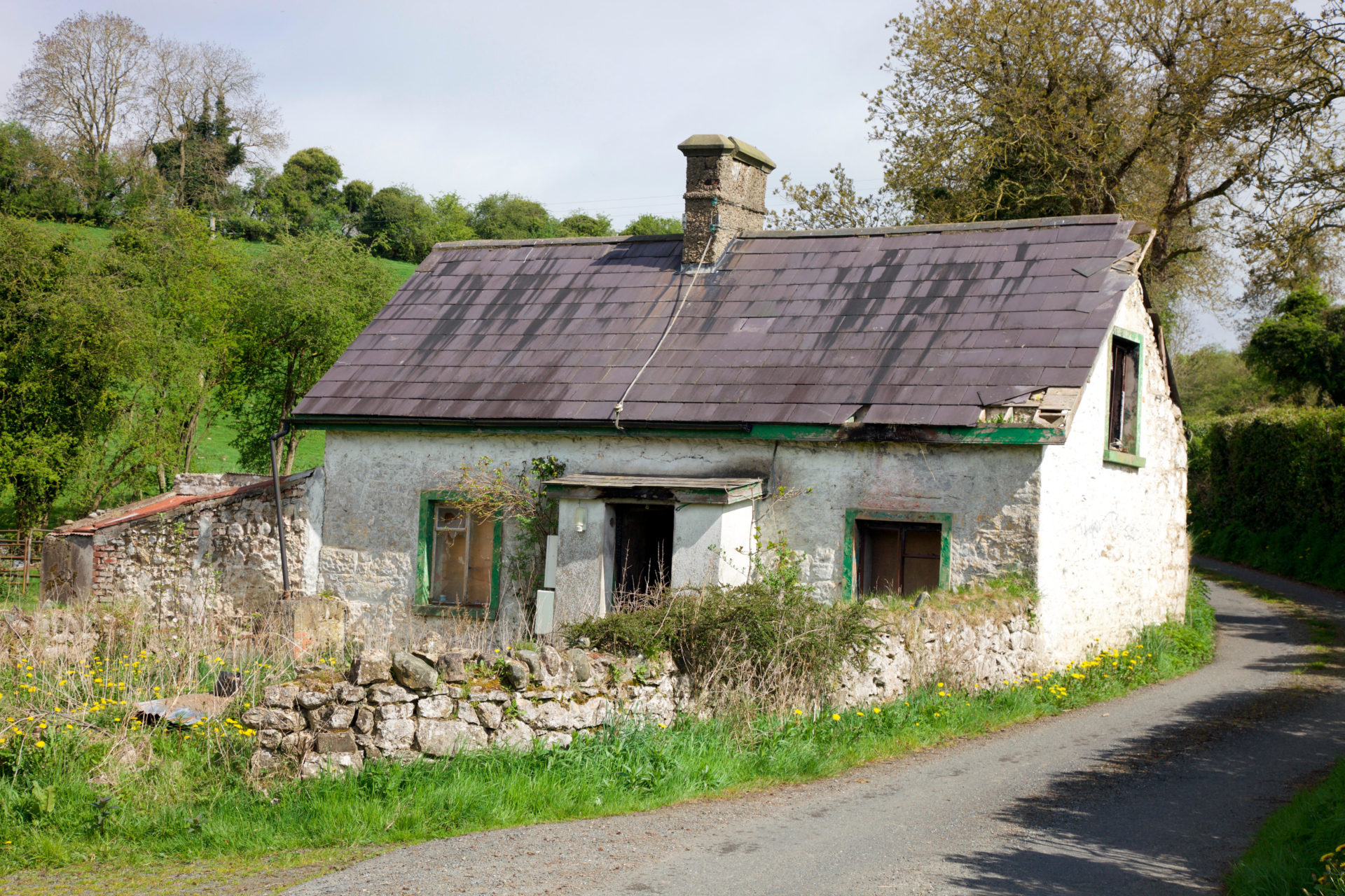 MJJ5RR Derelict homestead outside Carrickmacross, County Monaghan, Ireland