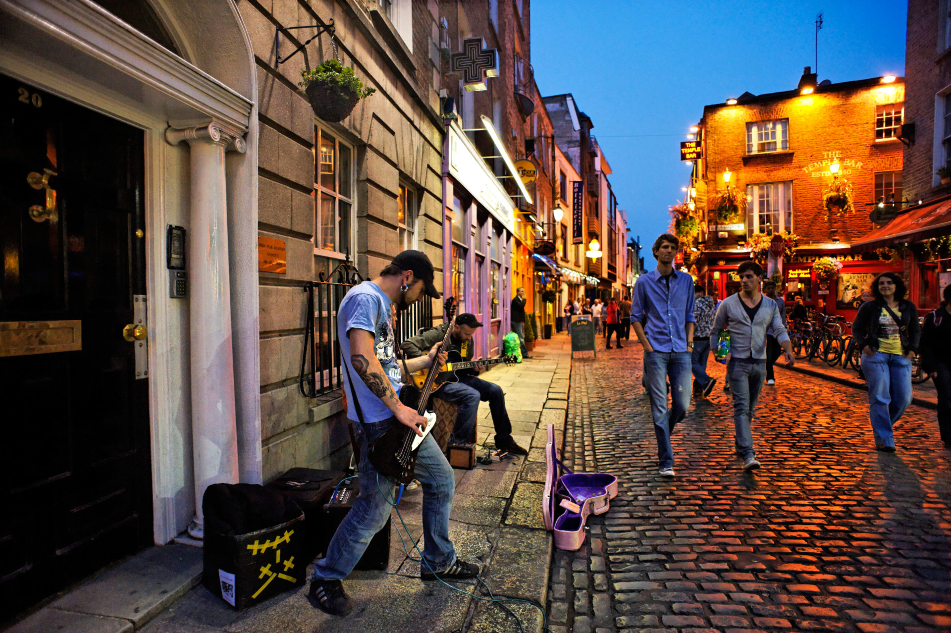 Band busking in Temple Bar, Dublin (Kevin Foy / Alamy Stock Photo)