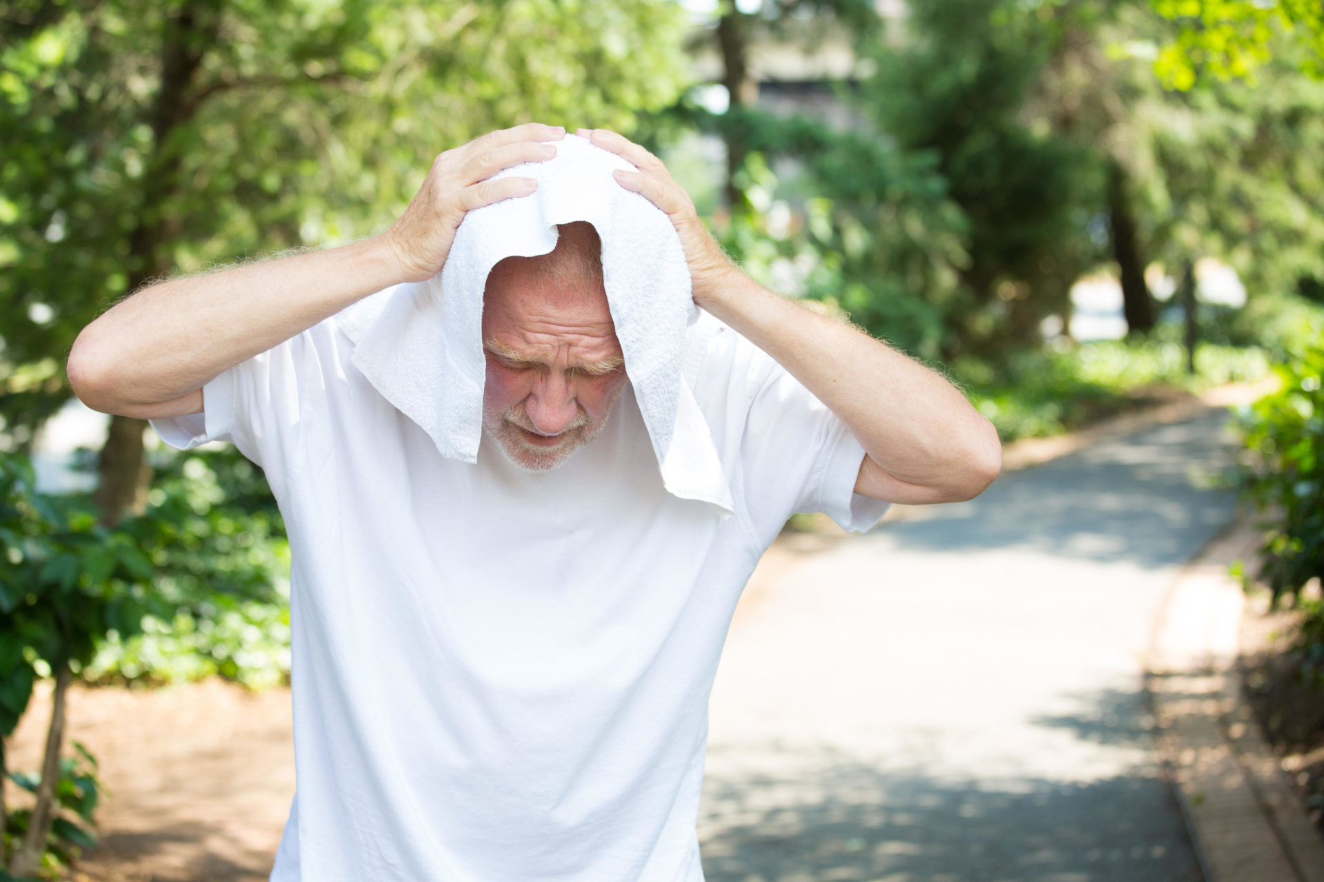 Old gentleman in white shirt having difficulties with extreme heat ( Ashok Tholpady / Alamy Stock Photo)