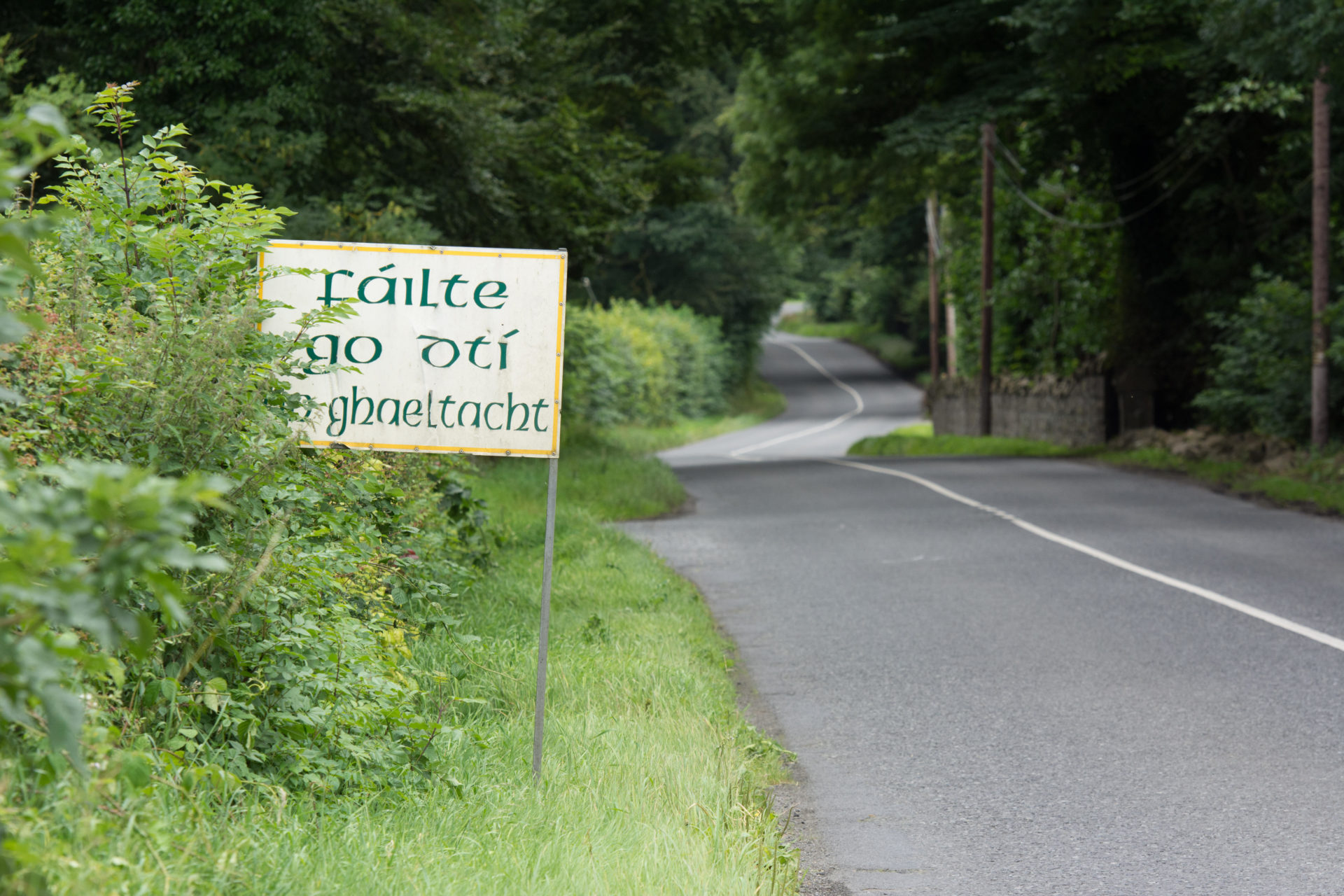 HDPJB9 Sign in Irish language welcoming visitors to the gaeltacht (Irish-speaking) part of county Meath in Ireland.