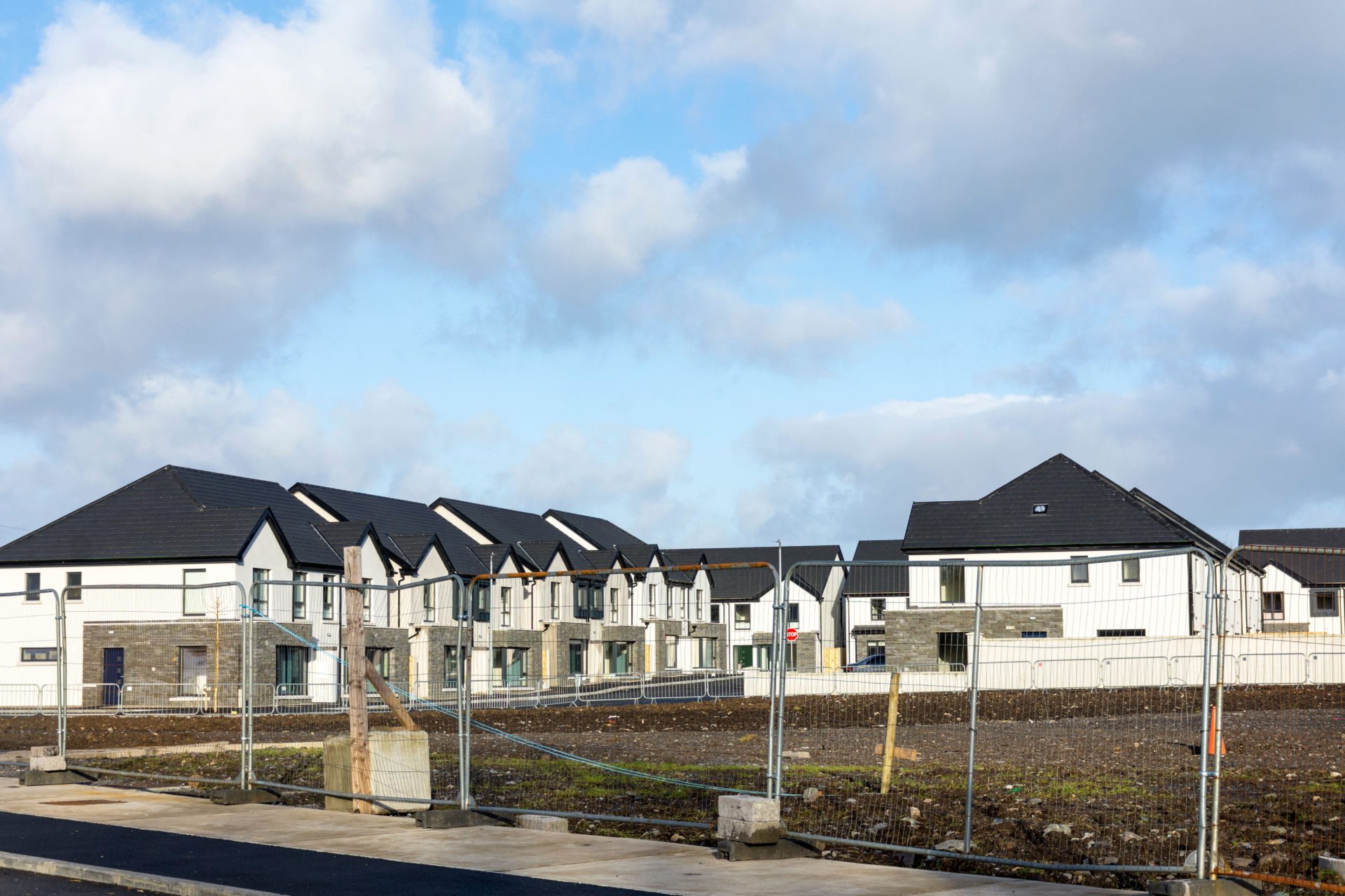 2N322YF New build housing estate in Donegal Town, County Donegal, Ireland