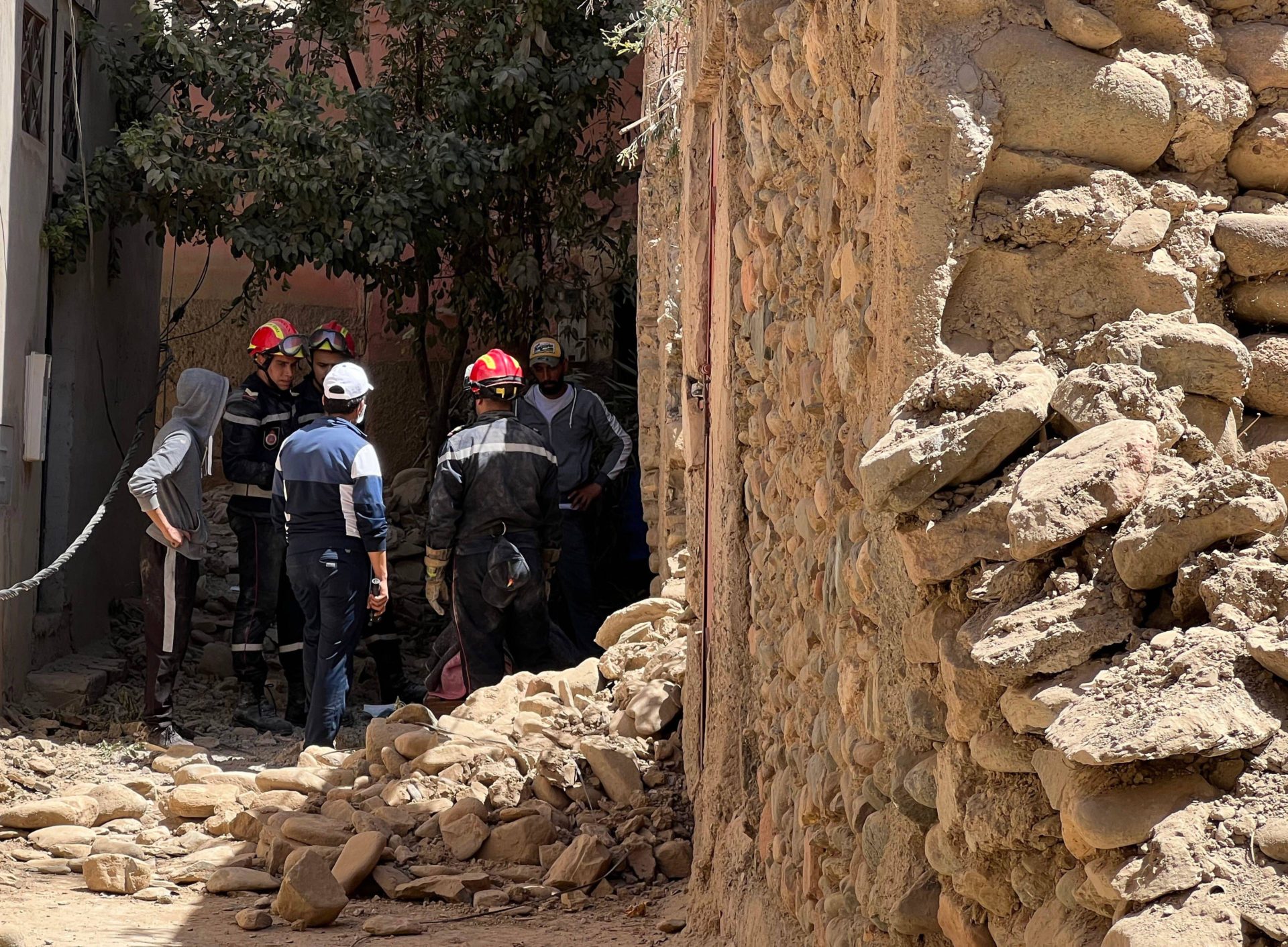 2RT5PYH Rescuers work near the epicentre at Amizmiz Village in Morocco following a 6.8-magnitude earthquake
