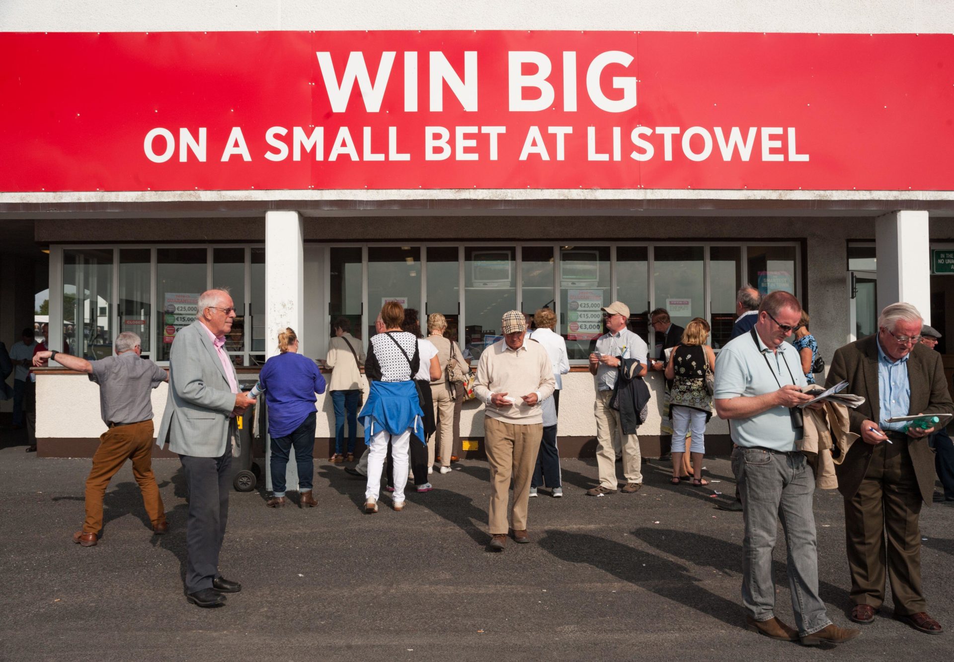 Placing bets on Listowel race track