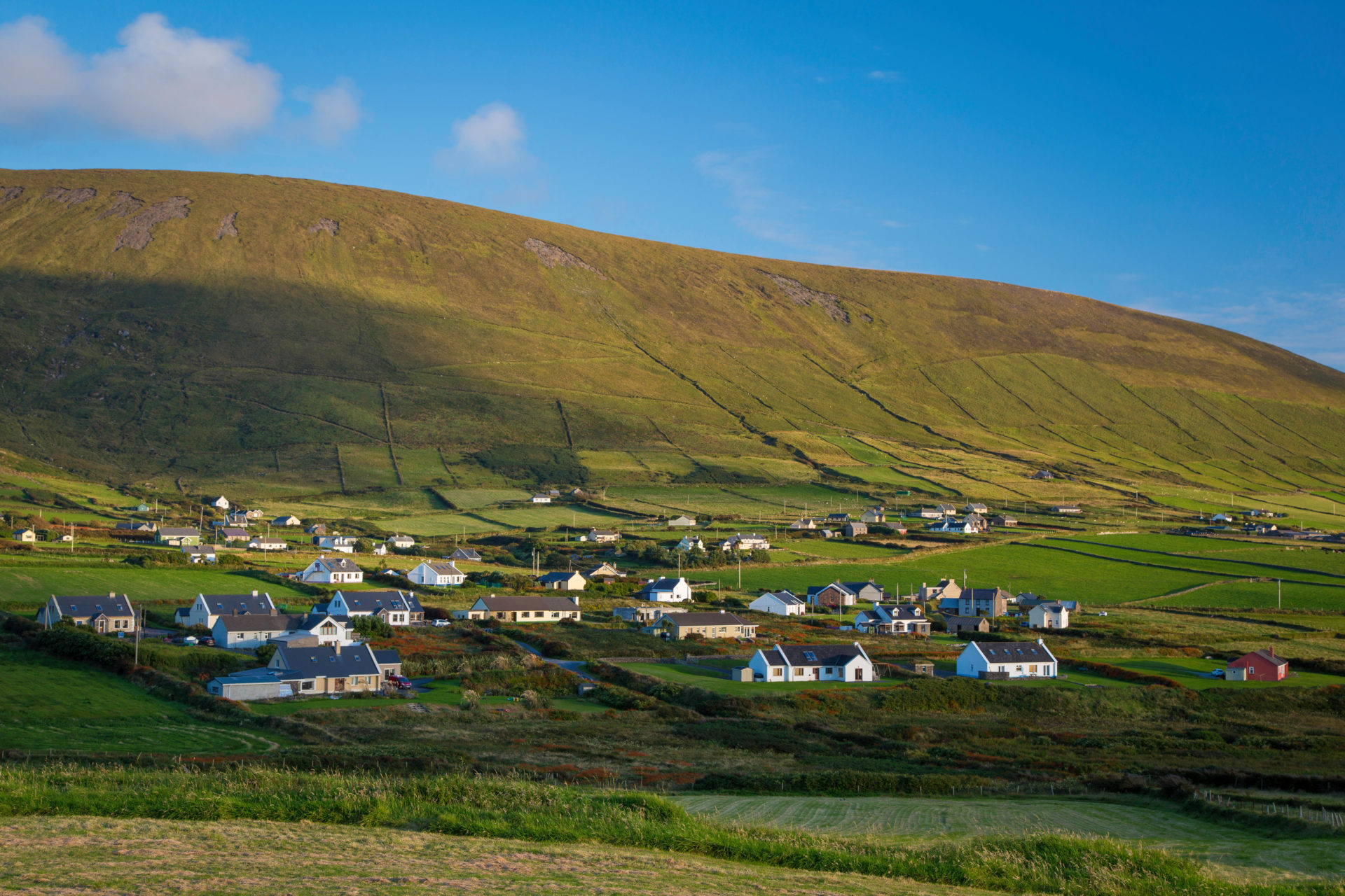 FCB5R9 Town of Dunquin along the coast of Dingle Peninsula, County Kerry, Ireland